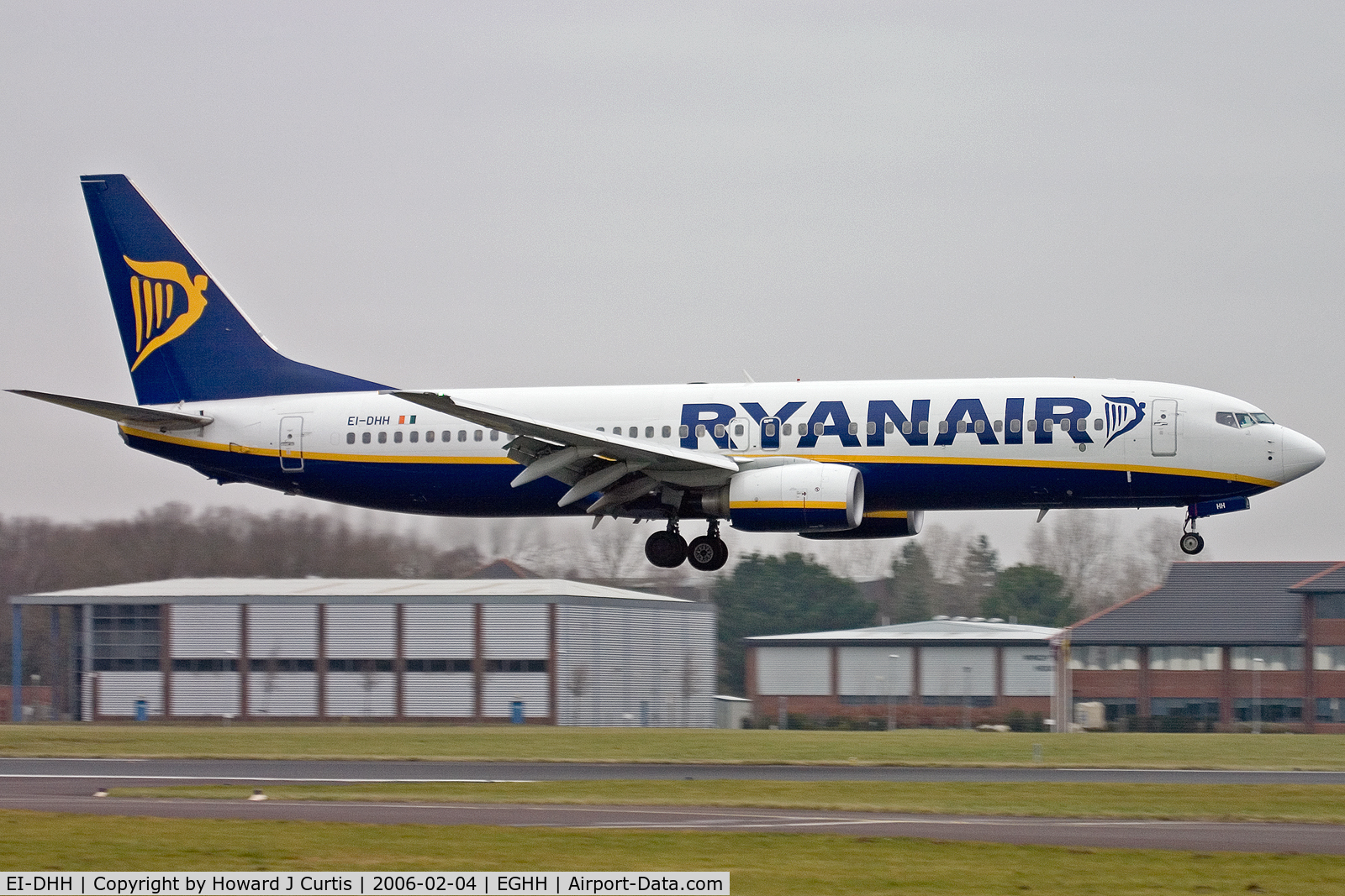 EI-DHH, 2005 Boeing 737-8AS C/N 33817, Ryanair, just about to land on runway 08.