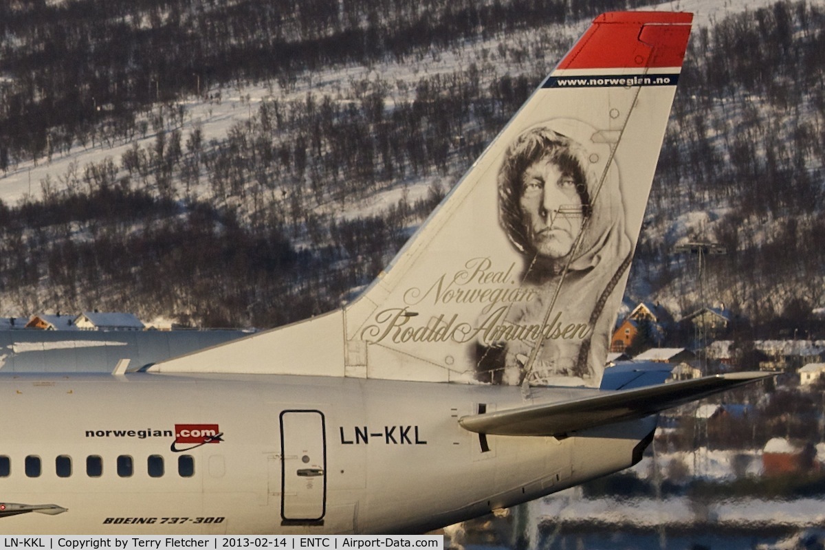 LN-KKL, 1997 Boeing 737-36N C/N 28671, Image of Norwegian explorer , Roald Amudsen on the tail of 1997 Boeing 737-36N, c/n: 28671