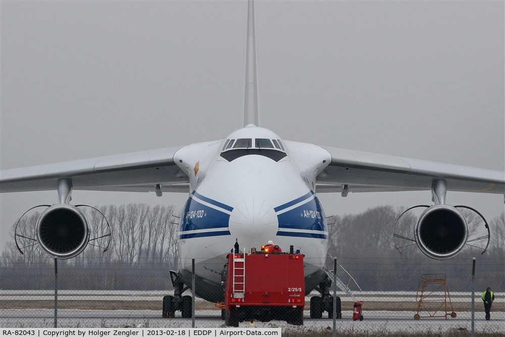 RA-82043, 1990 Antonov An-124-100 Ruslan C/N 9773054155101/0607, Being incumbent on engine checks: Fire engine in attendance.
