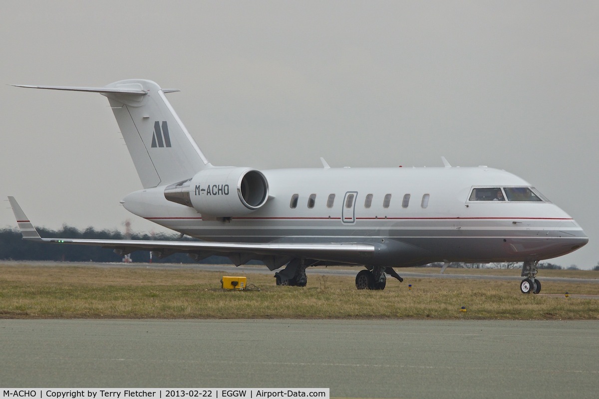 M-ACHO, 2009 Bombardier Challenger 605 (CL-600-2B16) C/N 5840, Bombardier CL 605 Challenger, c/n: 5840 at Luton