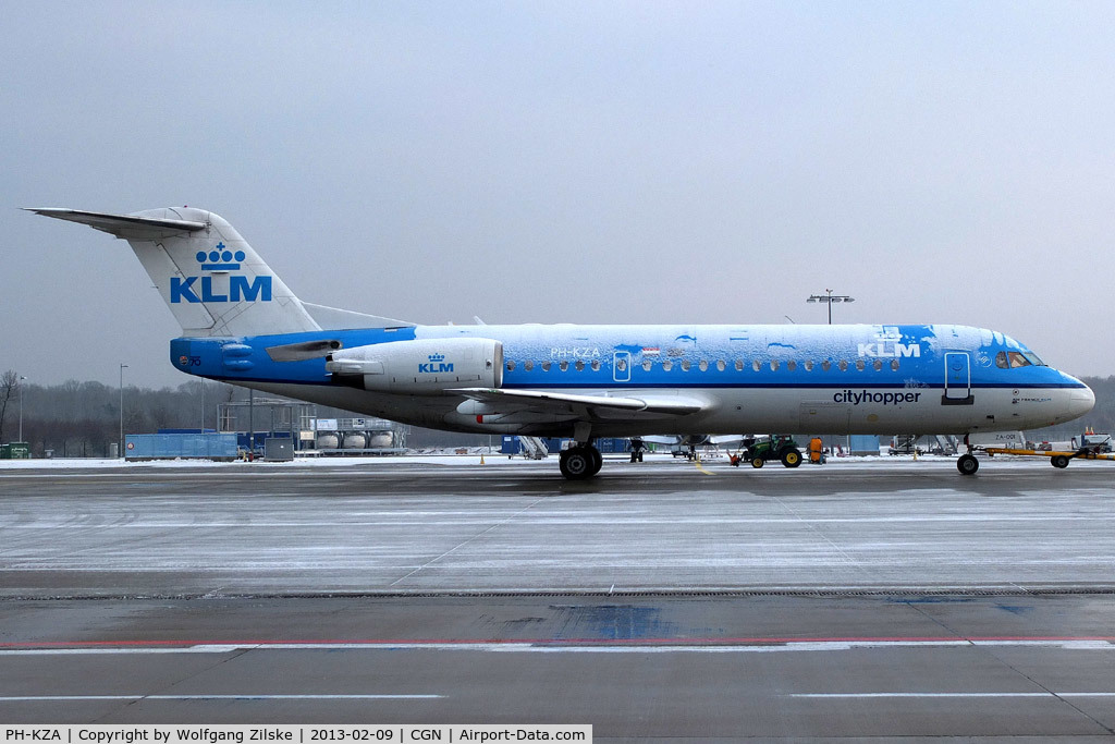 PH-KZA, 1996 Fokker 70 (F-28-070) C/N 11567, With snow