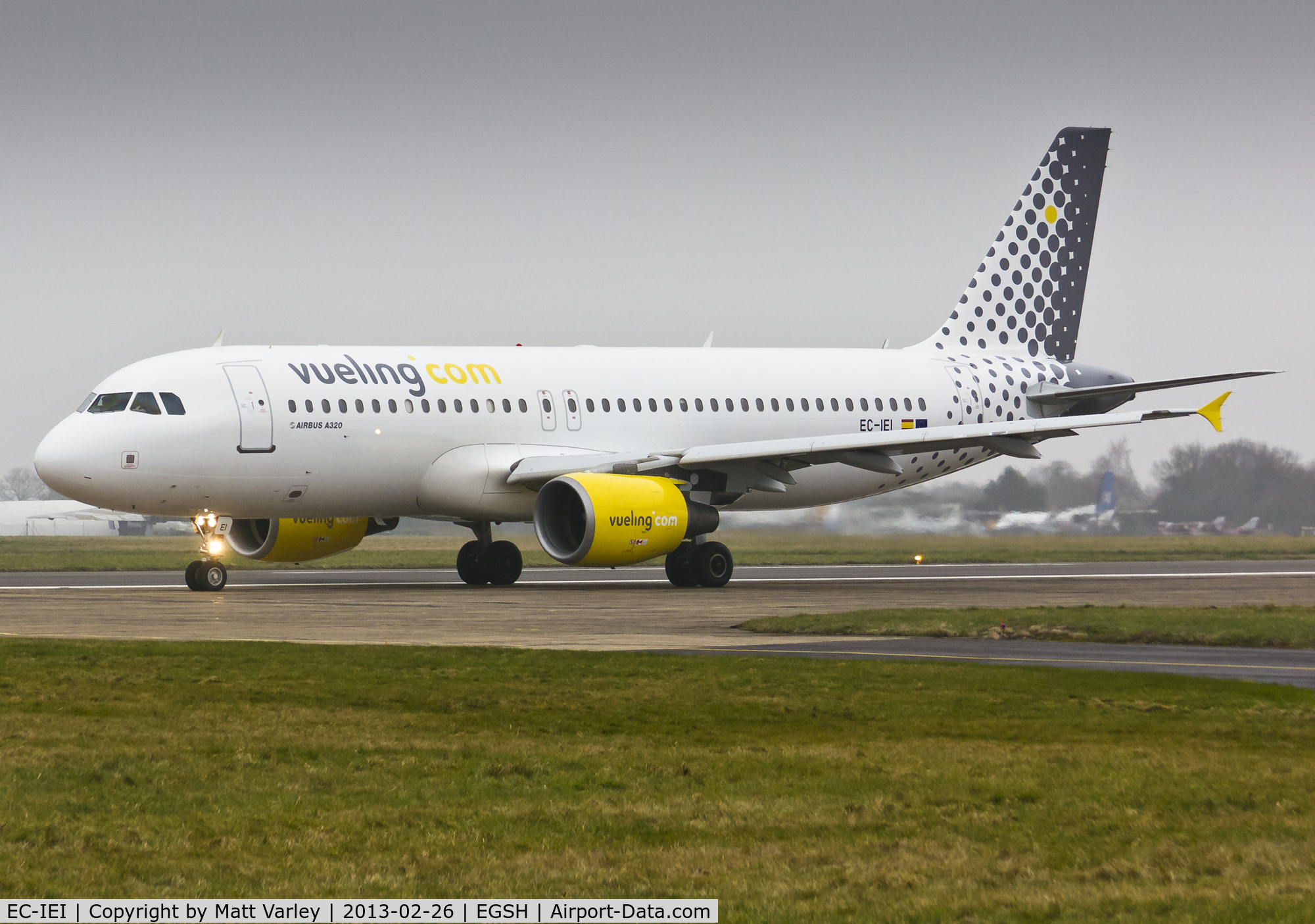 EC-IEI, 2001 Airbus A320-214 C/N 1694, Departing EGSH after spray into Vueling C/S.