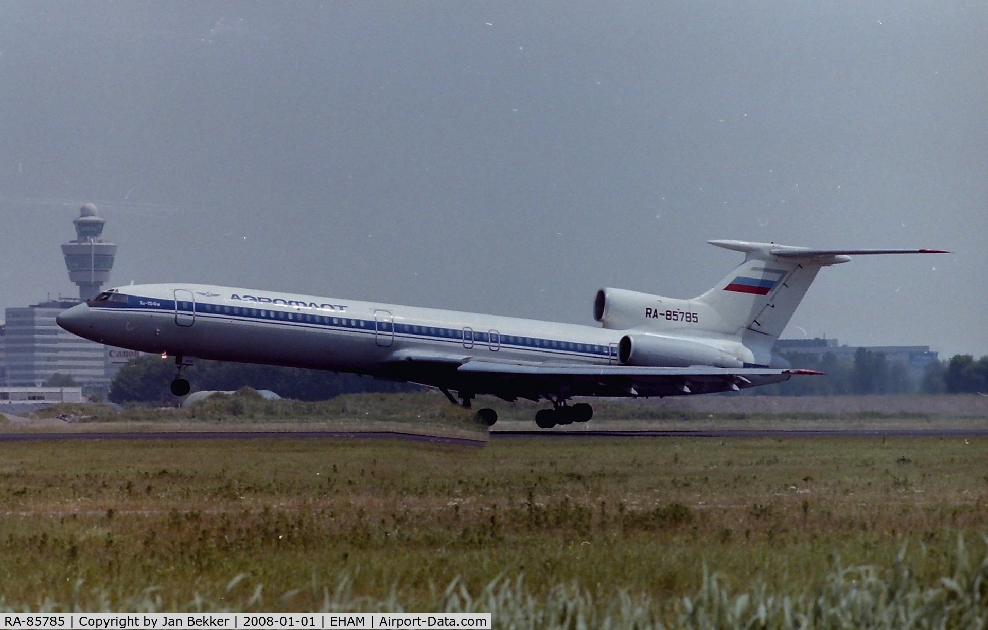 RA-85785, 1993 Tupolev Tu-154M C/N 93A969, Juni 1996 just after take off