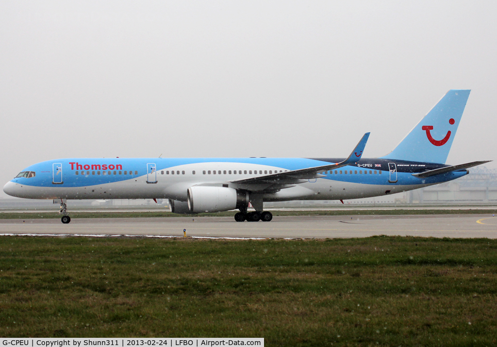 G-CPEU, 1999 Boeing 757-236 C/N 29941, Taxiing to the Terminal under snow conditions and with new Thomson c/s