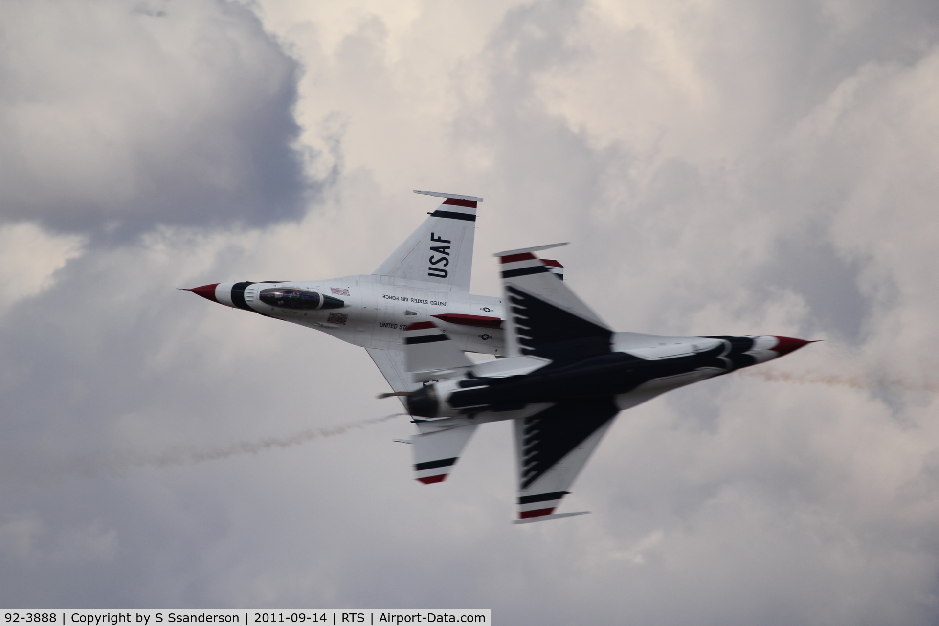 92-3888, General Dynamics F-16CJ Fighting Falcon C/N CC-130, Thunderbirds crossing. Very difficult to catch.