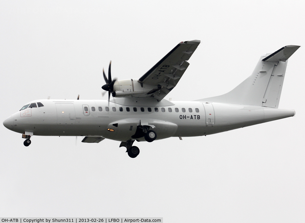 OH-ATB, 2006 ATR 42-500 C/N 643, Landing rwy 32L in all white c/s... Returned to lessor and for an African operator...