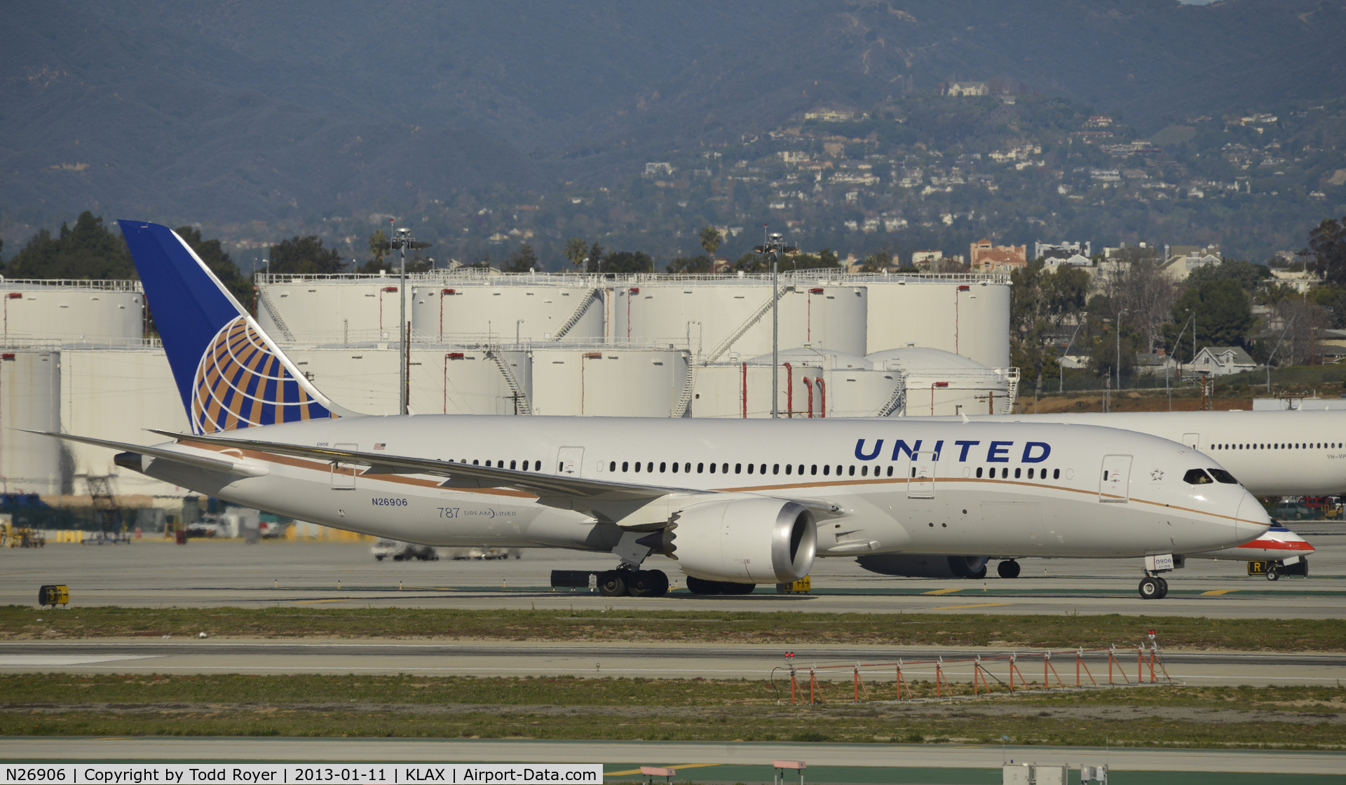 N26906, 2012 Boeing 787-8 Dreamliner C/N 34829, Taxiing to gate at LAX