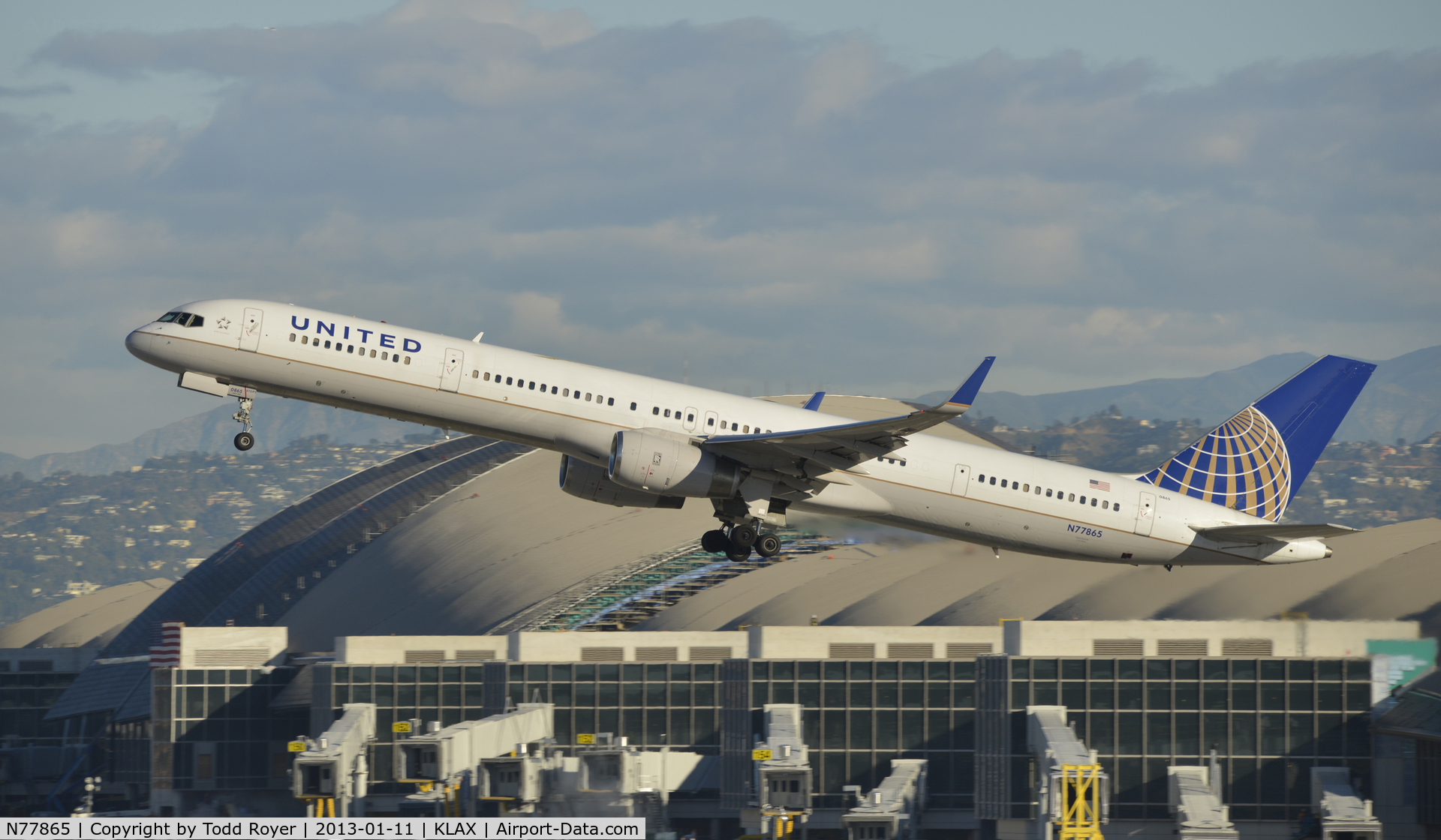 N77865, 2002 Boeing 757-33N C/N 32589, Departing LAX