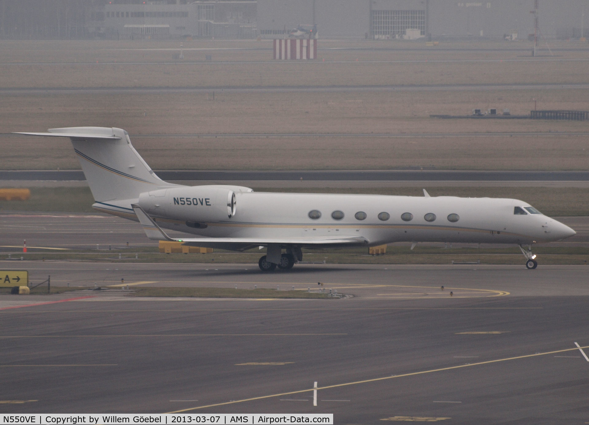 N550VE, Gulfstream Aerospace GV-SP (G550) C/N 5365, Taxi to the gate of Schiphol Airport