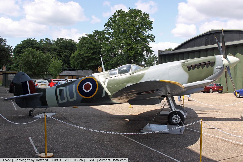 TE527, Supermarine 361 Spitfire LF.IXe Replica C/N None (TE527), On display at the Imperial War Museum. Just coded DU-X.