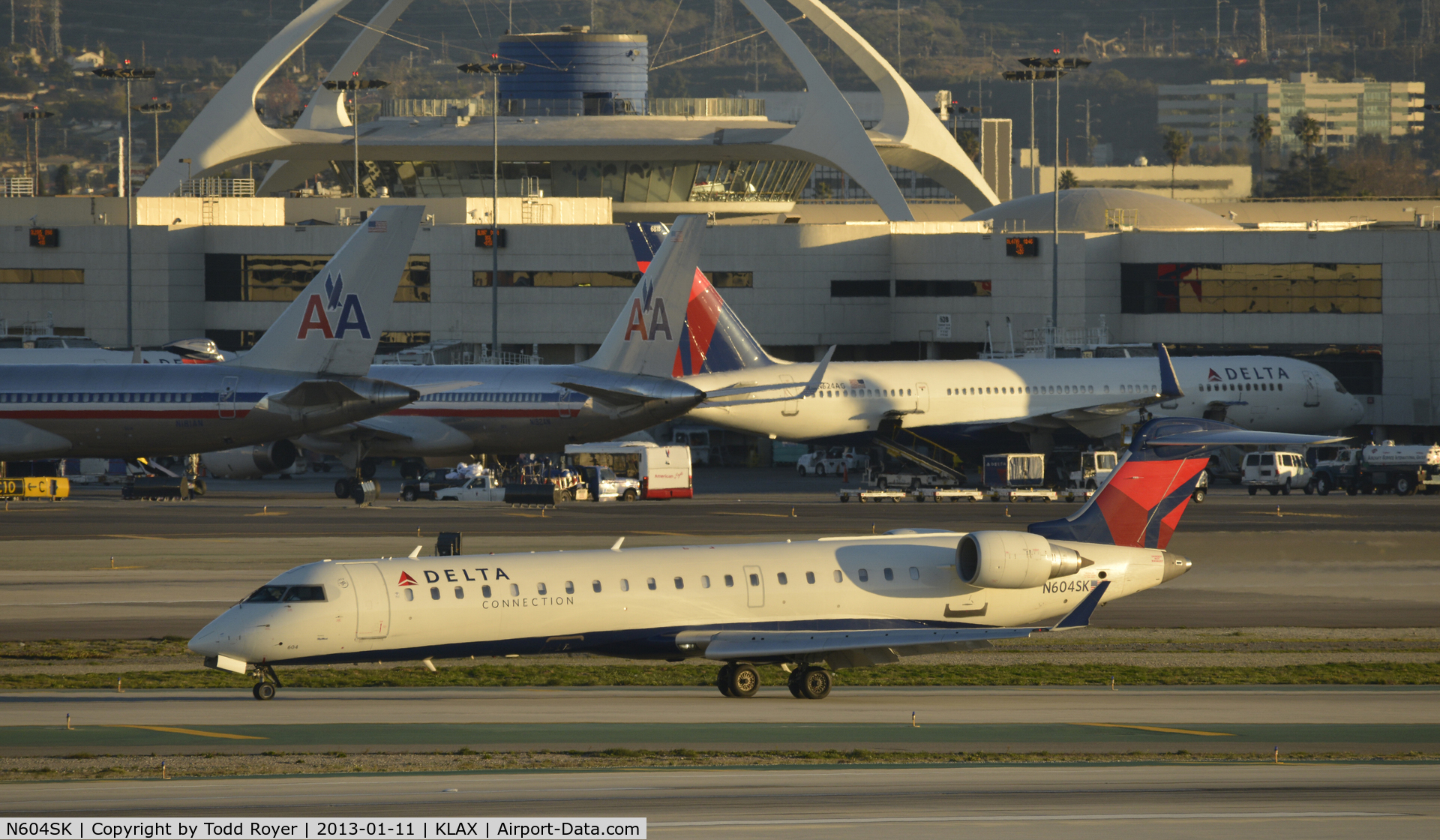 N604SK, 2006 Bombardier CRJ-702 (CL-600-2C10) Regional Jet C/N 10249, Taxiing to gate at LAX