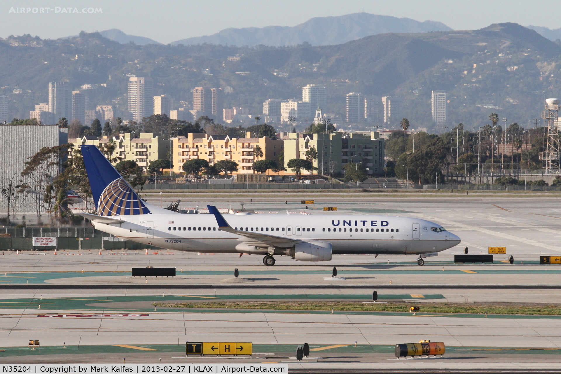 N35204, 2000 Boeing 737-824 C/N 30576, United Boeing 737-824, UAL1456 on TWY B KLAX after arriving on 24R on a trip from KDEN .
