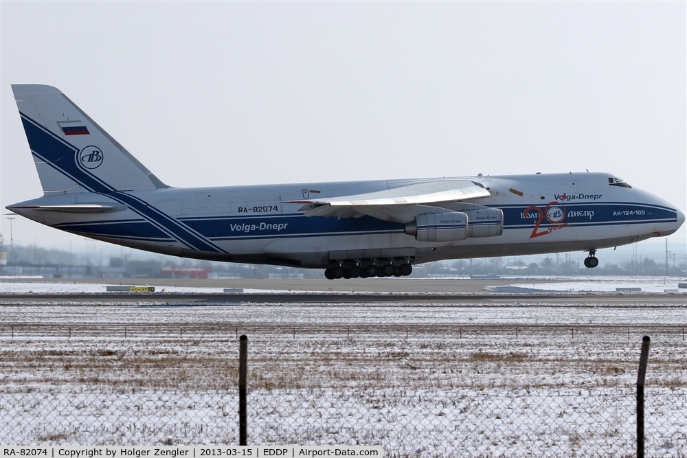 RA-82074, 1994 Antonov An-124-100 Ruslan C/N 9773051459142, Floating down on rwy 26L...