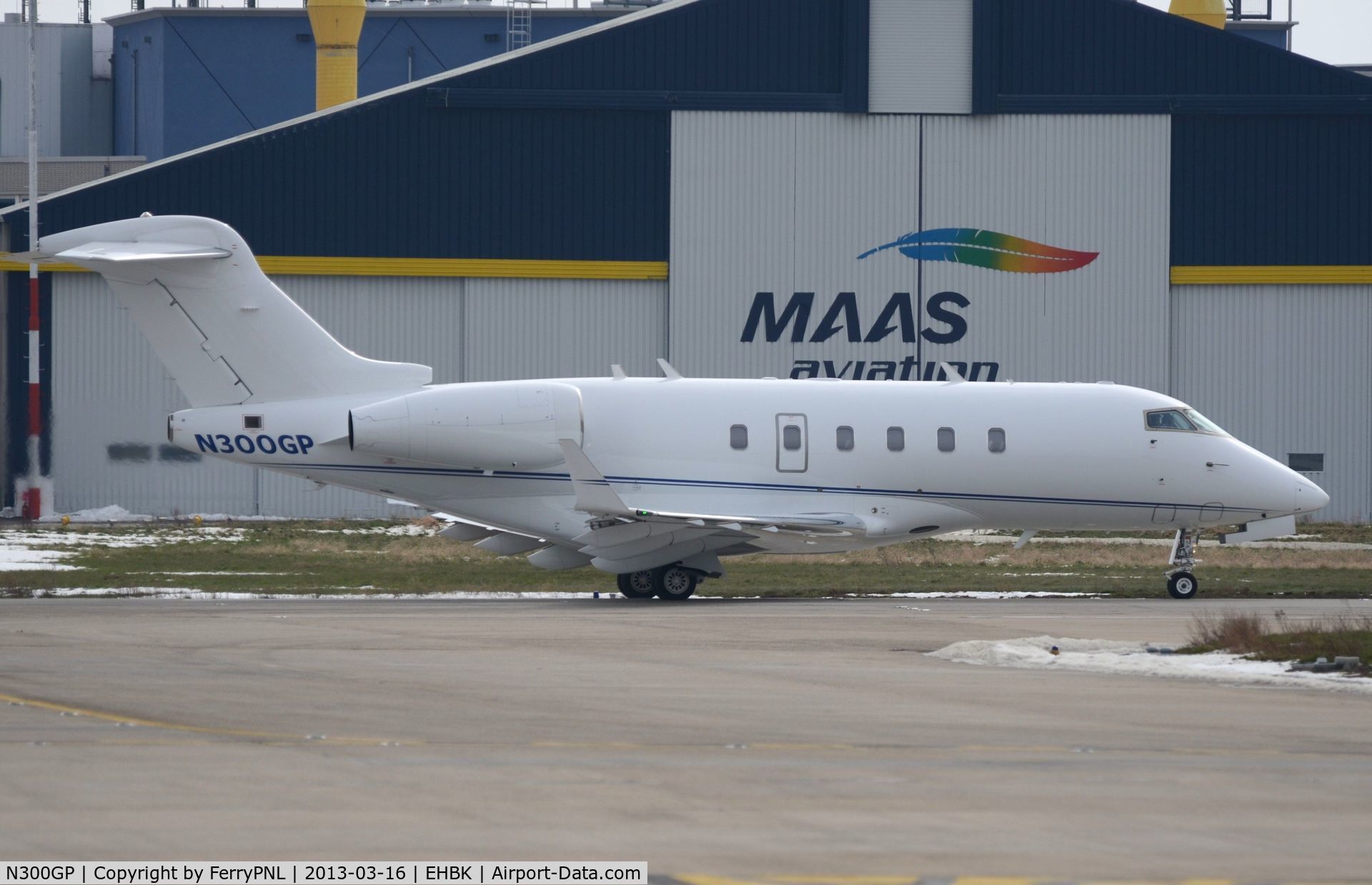 N300GP, Bombardier Challenger 300 (BD-100-1A10) C/N 20253, CL300 taking off from MST