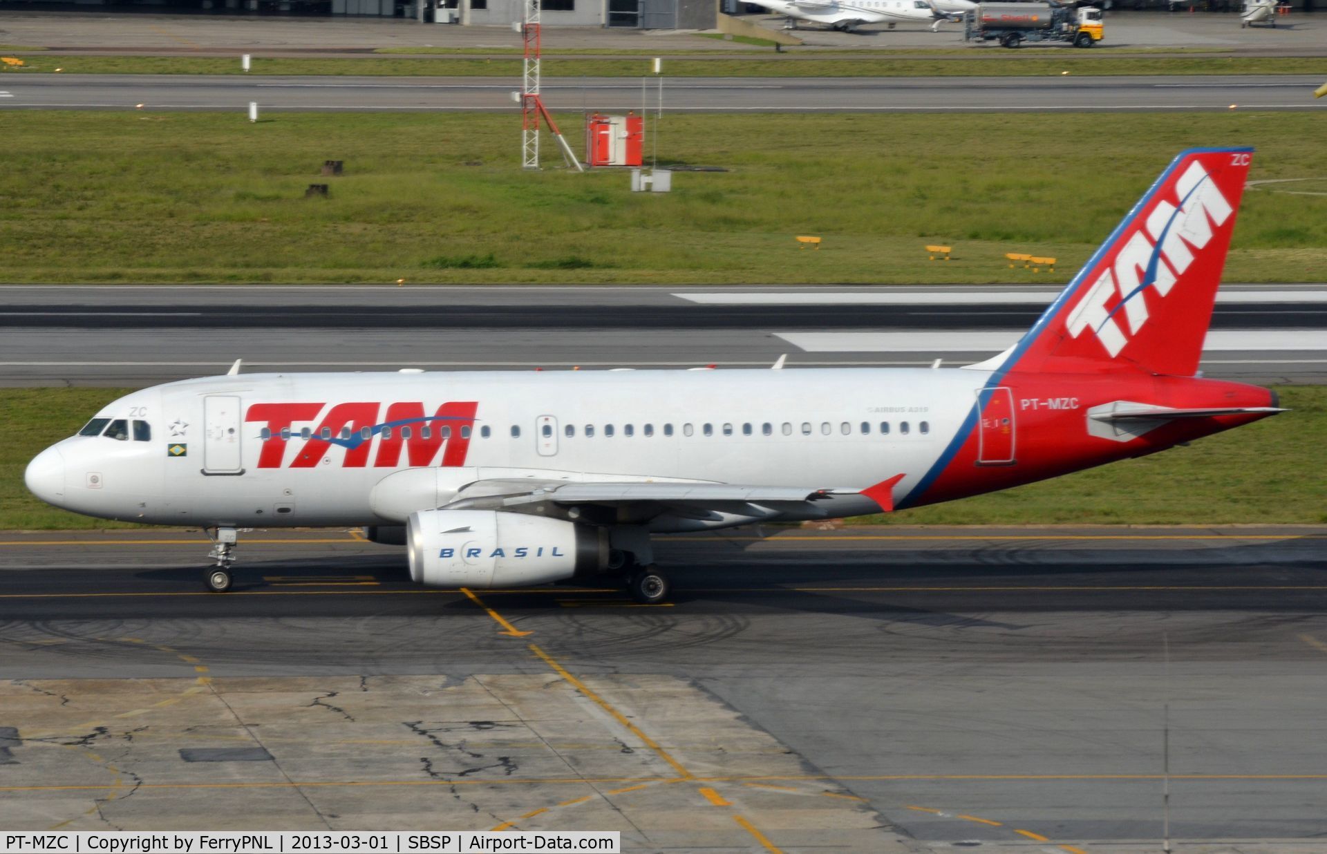 PT-MZC, 1999 Airbus A319-132 C/N 1092, TAM A319 taxying for departure