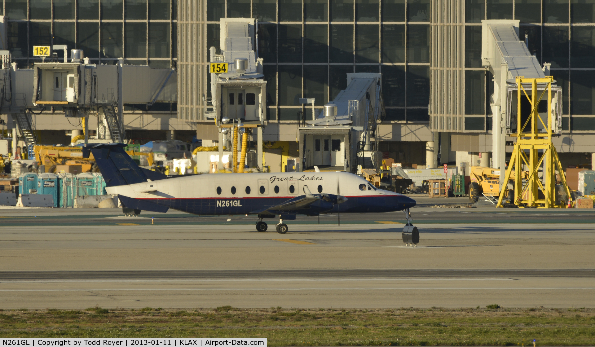 N261GL, 1996 Raytheon Aircraft Company 1900D C/N UE-261, Taxiing to gate at LAX