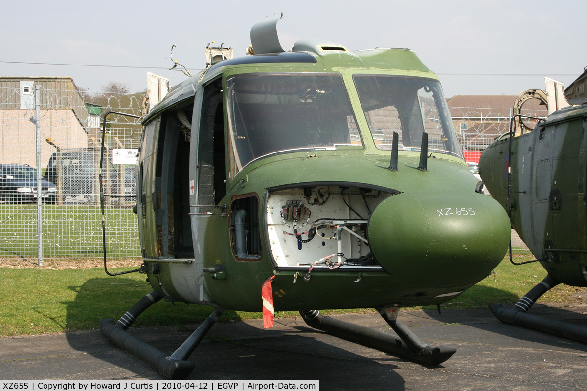 XZ655, 1980 Westland Lynx AH.7 C/N 209, Awaiting removal following spares recovery.