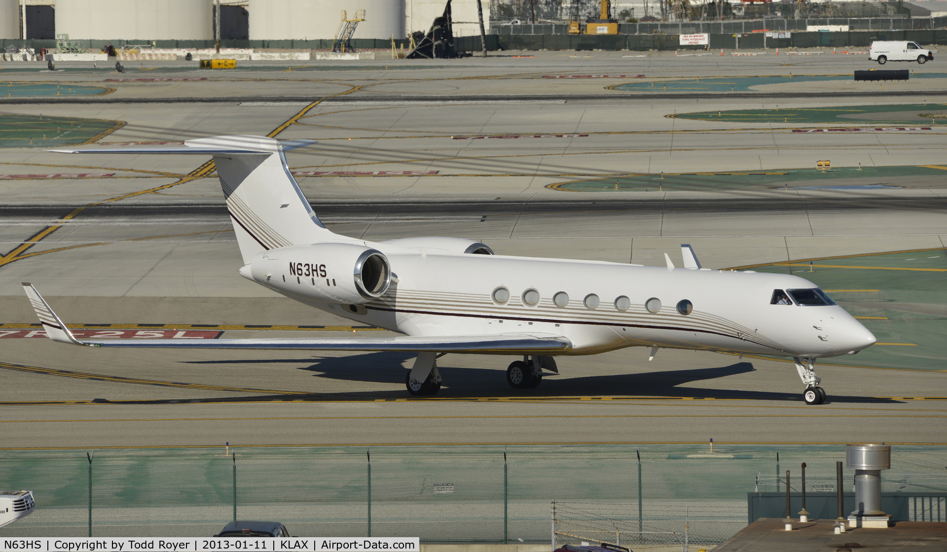N63HS, 2004 Gulfstream Aerospace GV-SP (G550) C/N 5013, Taxiing to parking