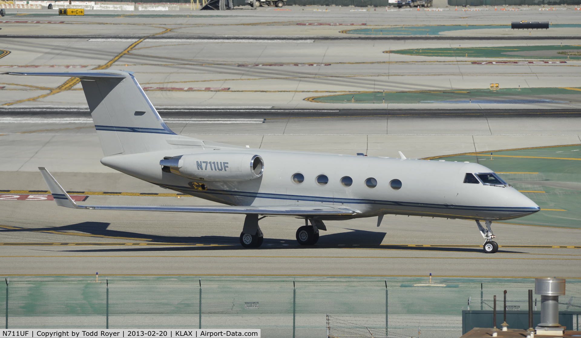 N711UF, 1984 Gulfstream Aerospace G-1159A Gulfstream III C/N 421, Taxiing to parking at LAX