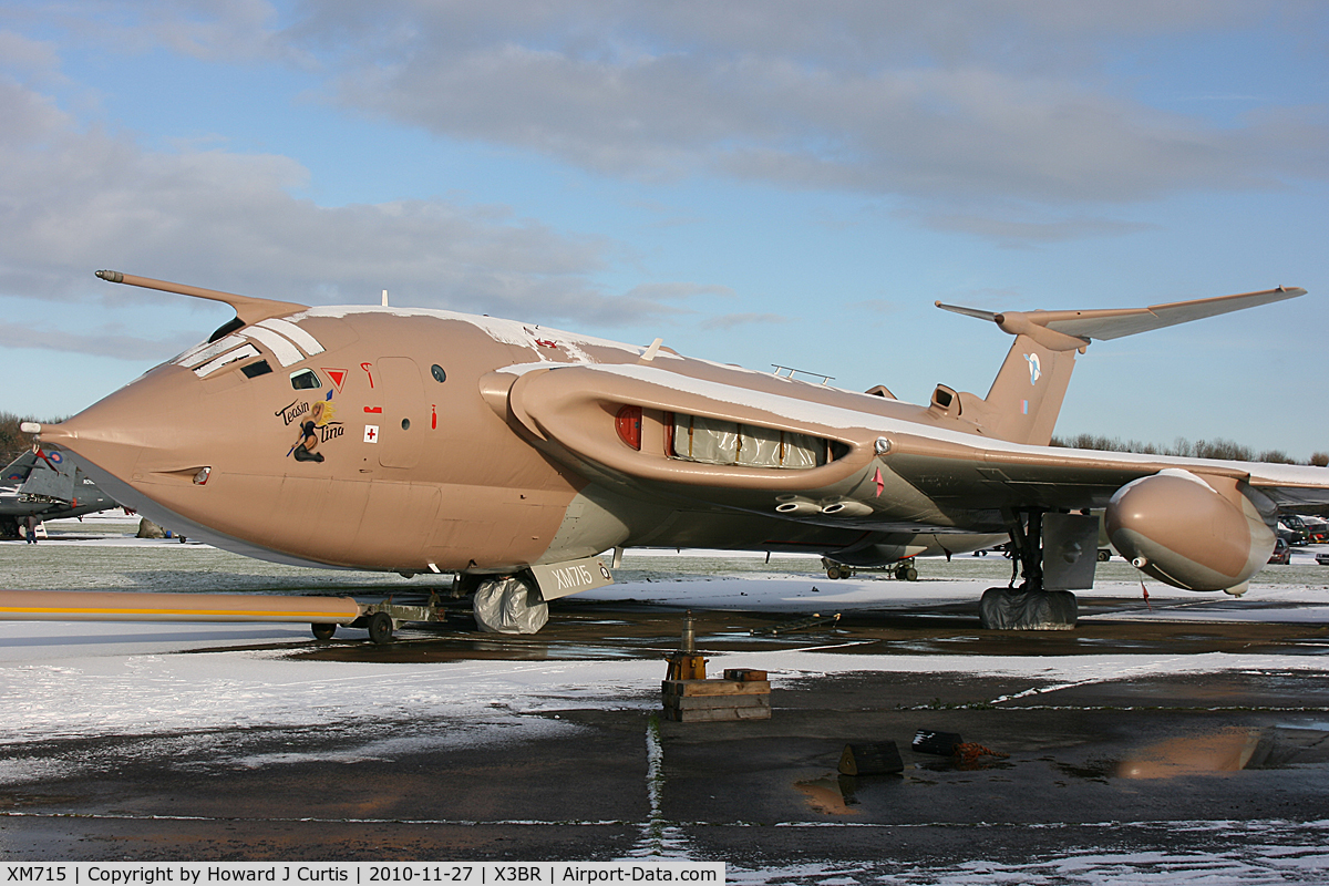 XM715, 1963 Handley Page Victor K.2 C/N HP80/83, 'Teasin'Tina/Victor Meldrew' in the snow. Last Victor to fly ... ;-) Bruntingthorpe, Leics.