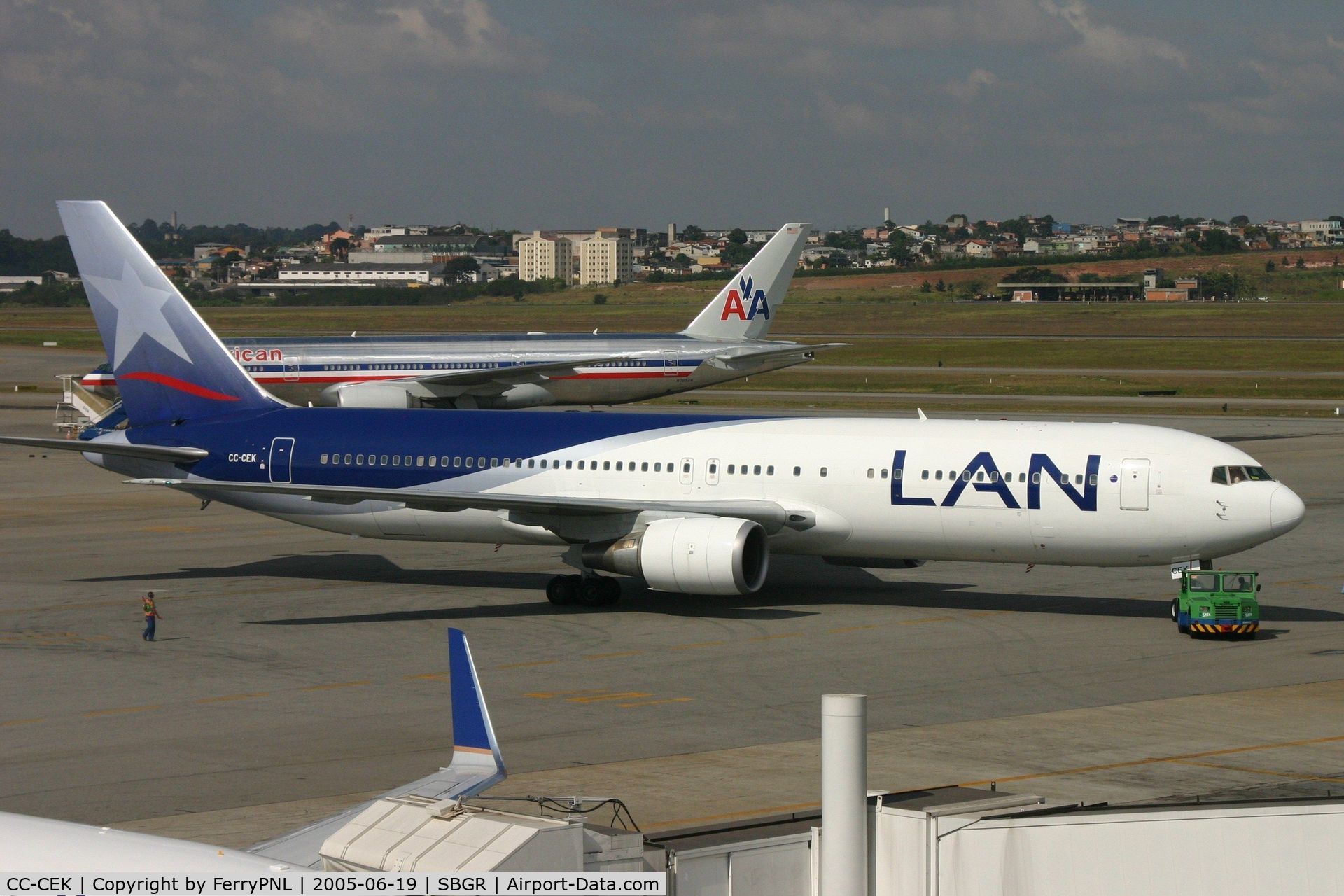 CC-CEK, 1996 Boeing 767-316/ER C/N 26329, LAN B763 being pushed/back in GRU