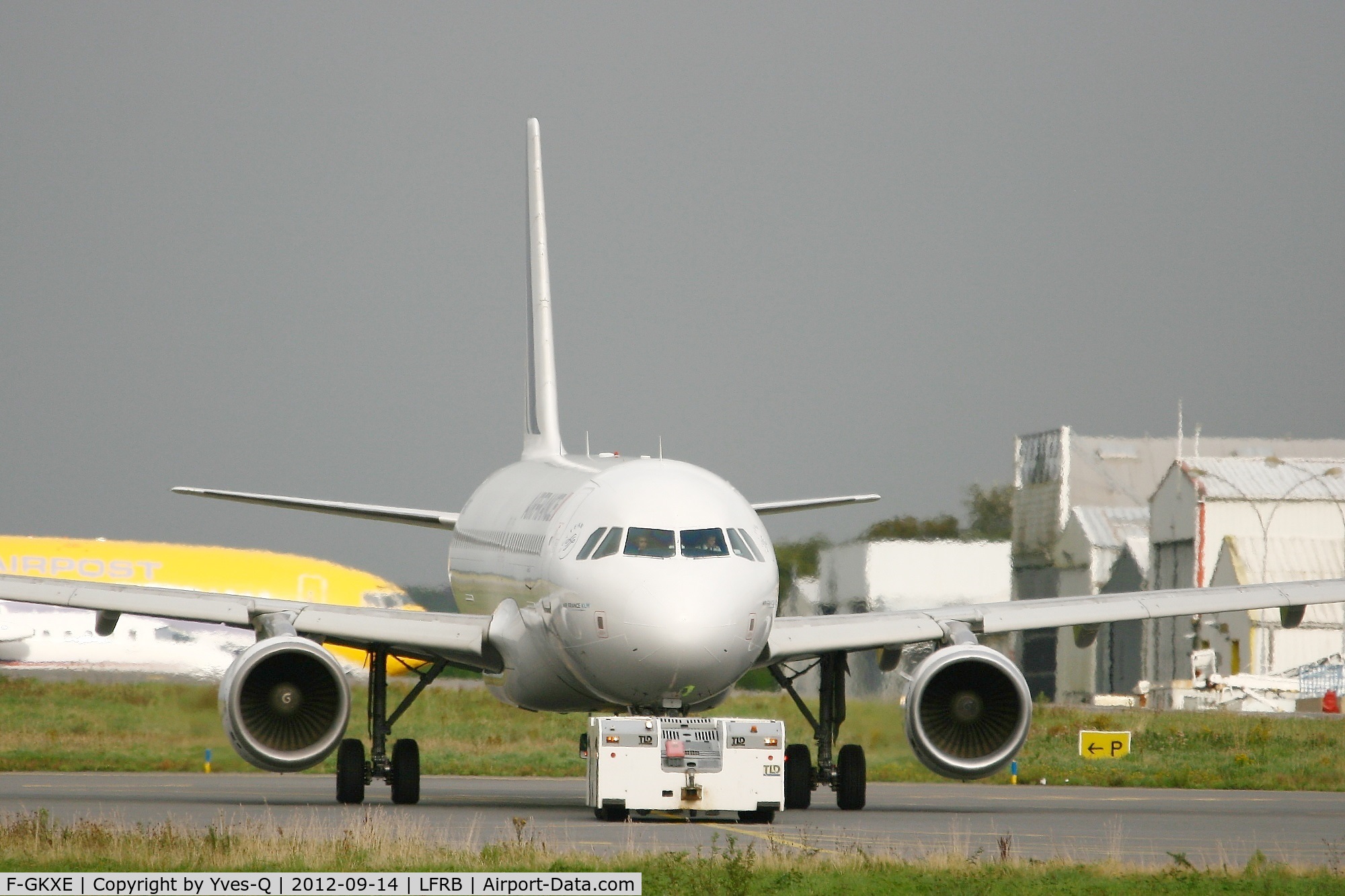 F-GKXE, 2002 Airbus A320-214 C/N 1879, Airbus A320-214, Air France, Push back, Brest-Bretagne Airport (LFRB-BES)