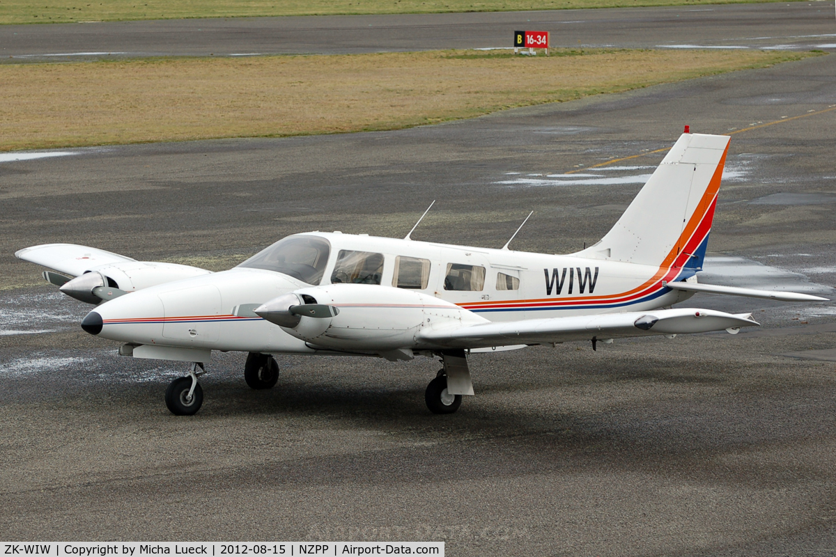 ZK-WIW, Piper PA-34-220T Seneca C/N 34-48017, The small airport at Paraparaumu