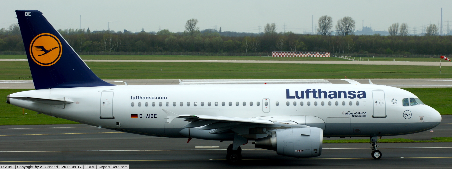 D-AIBE, 2010 Airbus A319-112 C/N 4511, Lufthansa, is here on taxiway M to RWY 23L at Düsseldorf Int´l (EDDL)