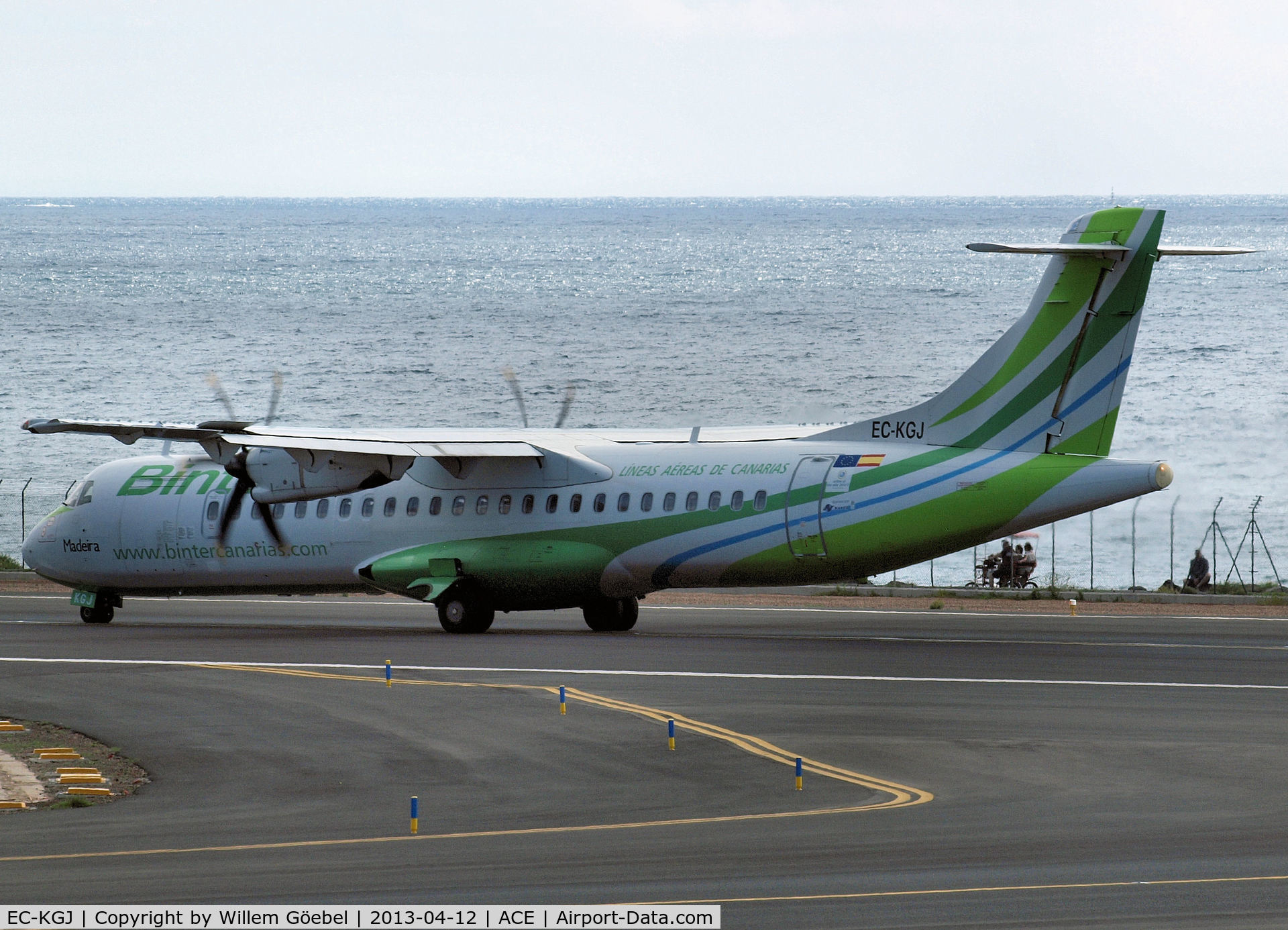 EC-KGJ, 2007 ATR 72-212A C/N 753, taxi to the runway of Lanzarote airport