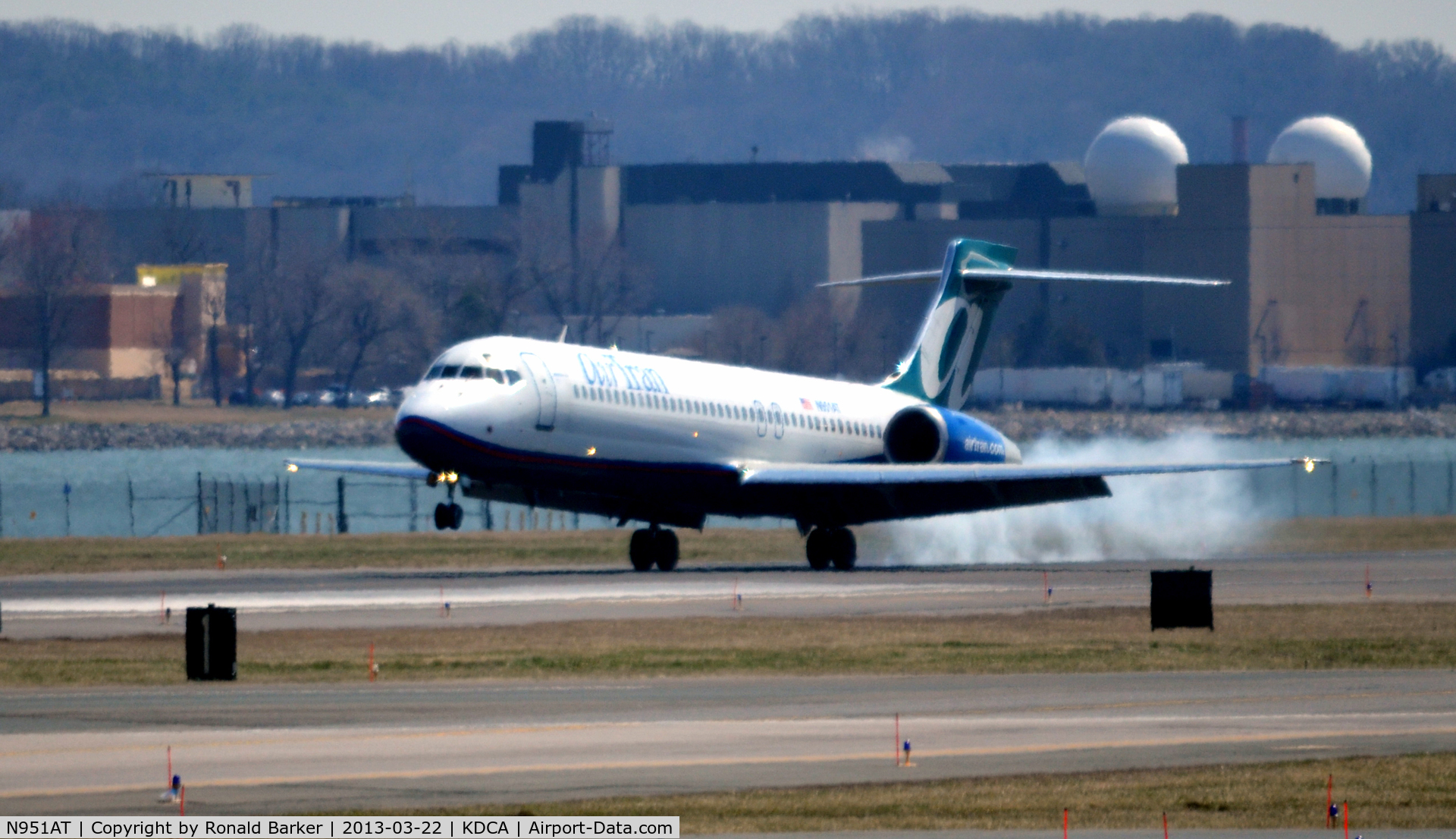 N951AT, 2000 Boeing 717-200 C/N 55013, Landing DCA