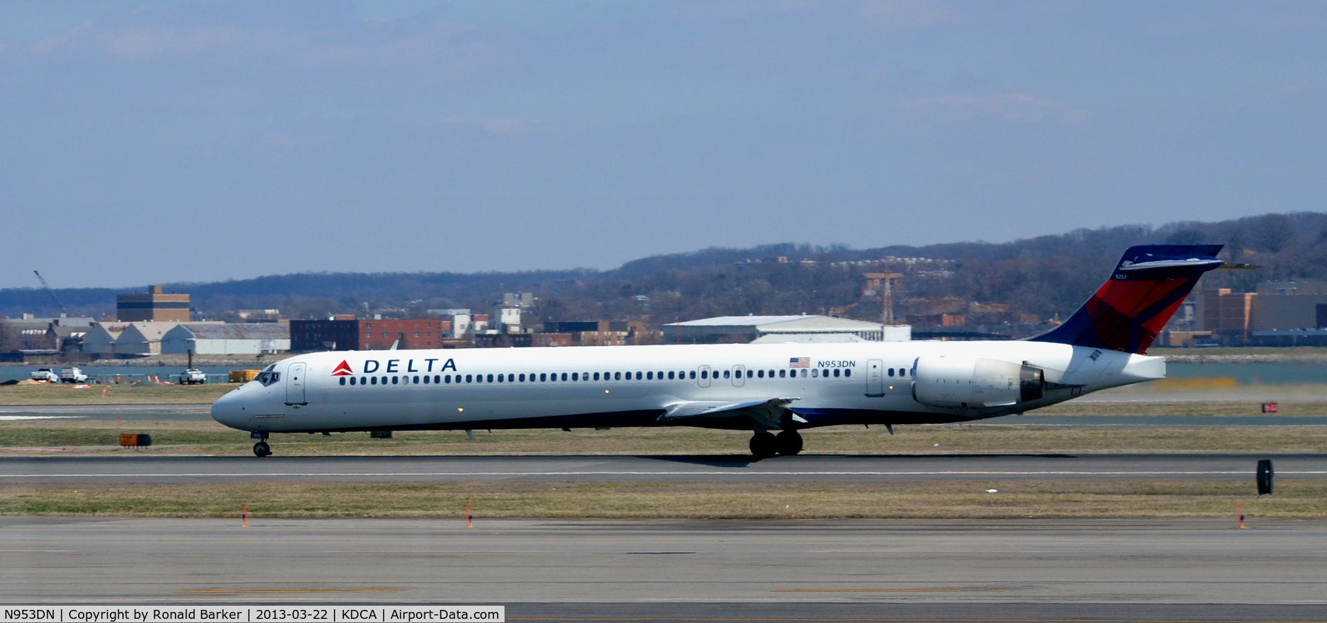 N953DN, 1996 McDonnell Douglas MD-90-30 C/N 53523, Landing DCA