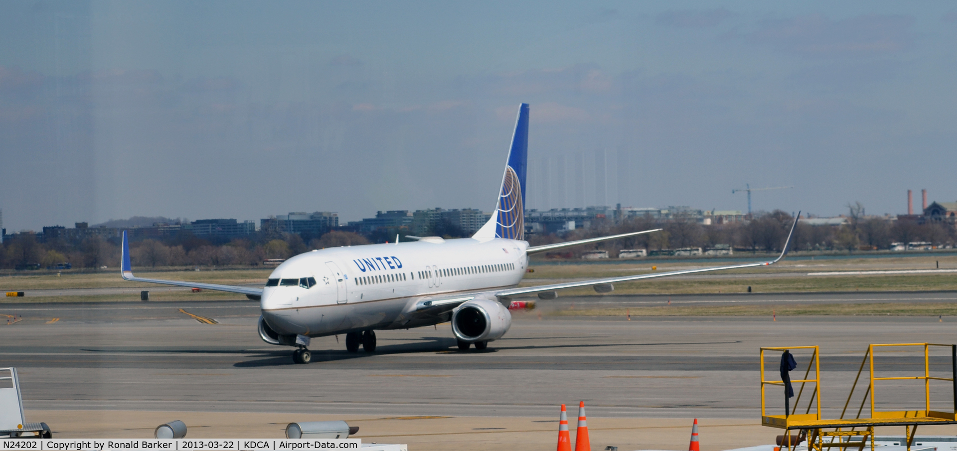 N24202, 2000 Boeing 737-824 C/N 30429, Taxi DCa