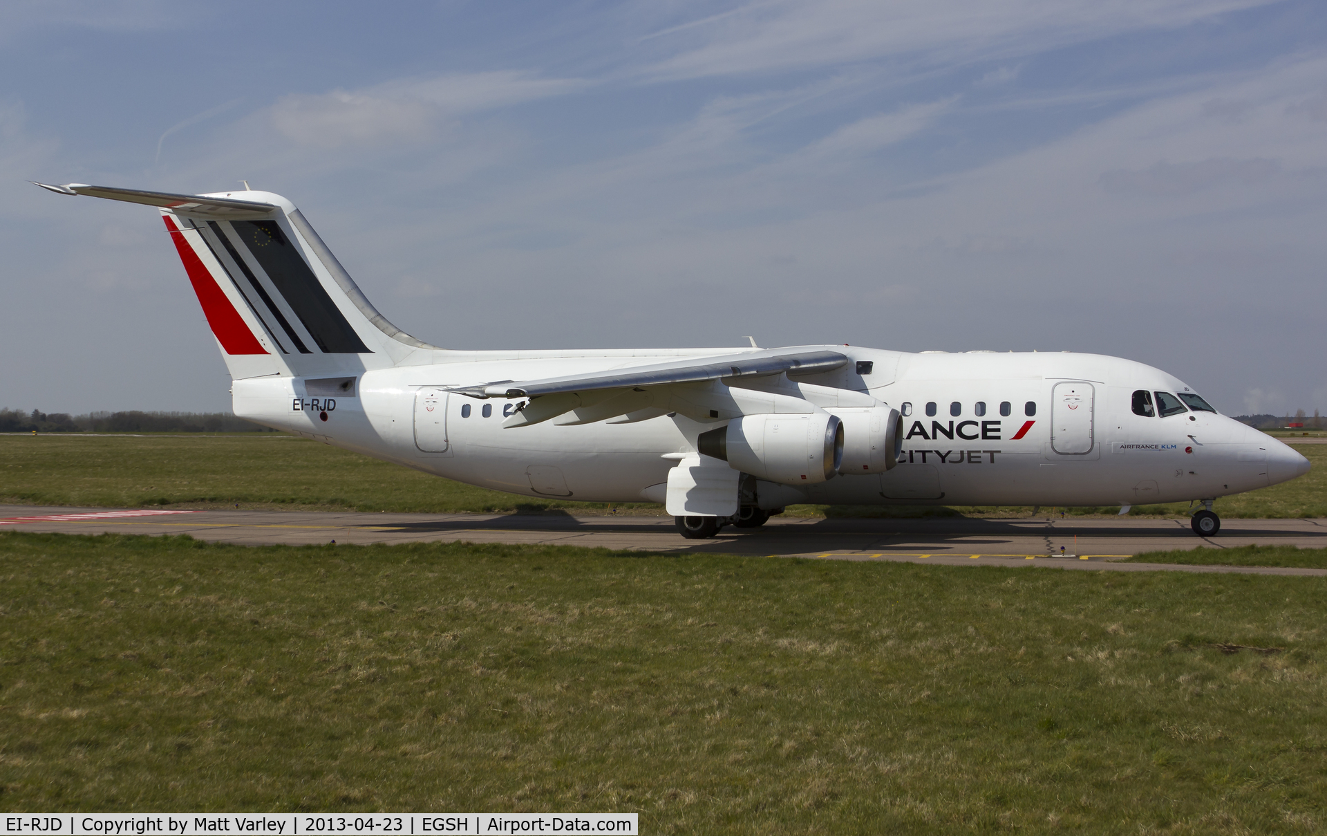 EI-RJD, 1998 BAE Systems Avro 146-RJ85 C/N E.2334, Departing EGSH.