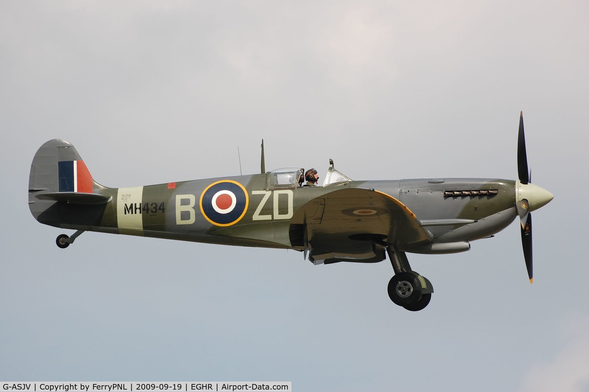 G-ASJV, 1943 Supermarine 361 Spitfire LF.IXb C/N CBAF.IX.552, G-ASJV / MH434/ZD-B (cn CBAF.IX.552), 1943 Spitfire landing in Goodwood.