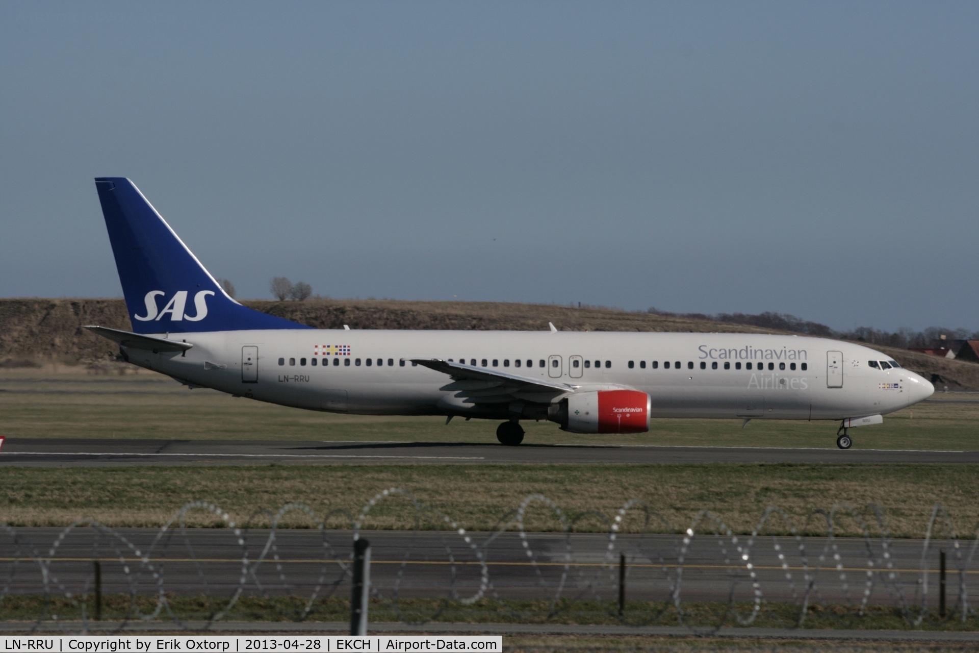 LN-RRU, 2002 Boeing 737-883 C/N 28327, Now with the three flags
