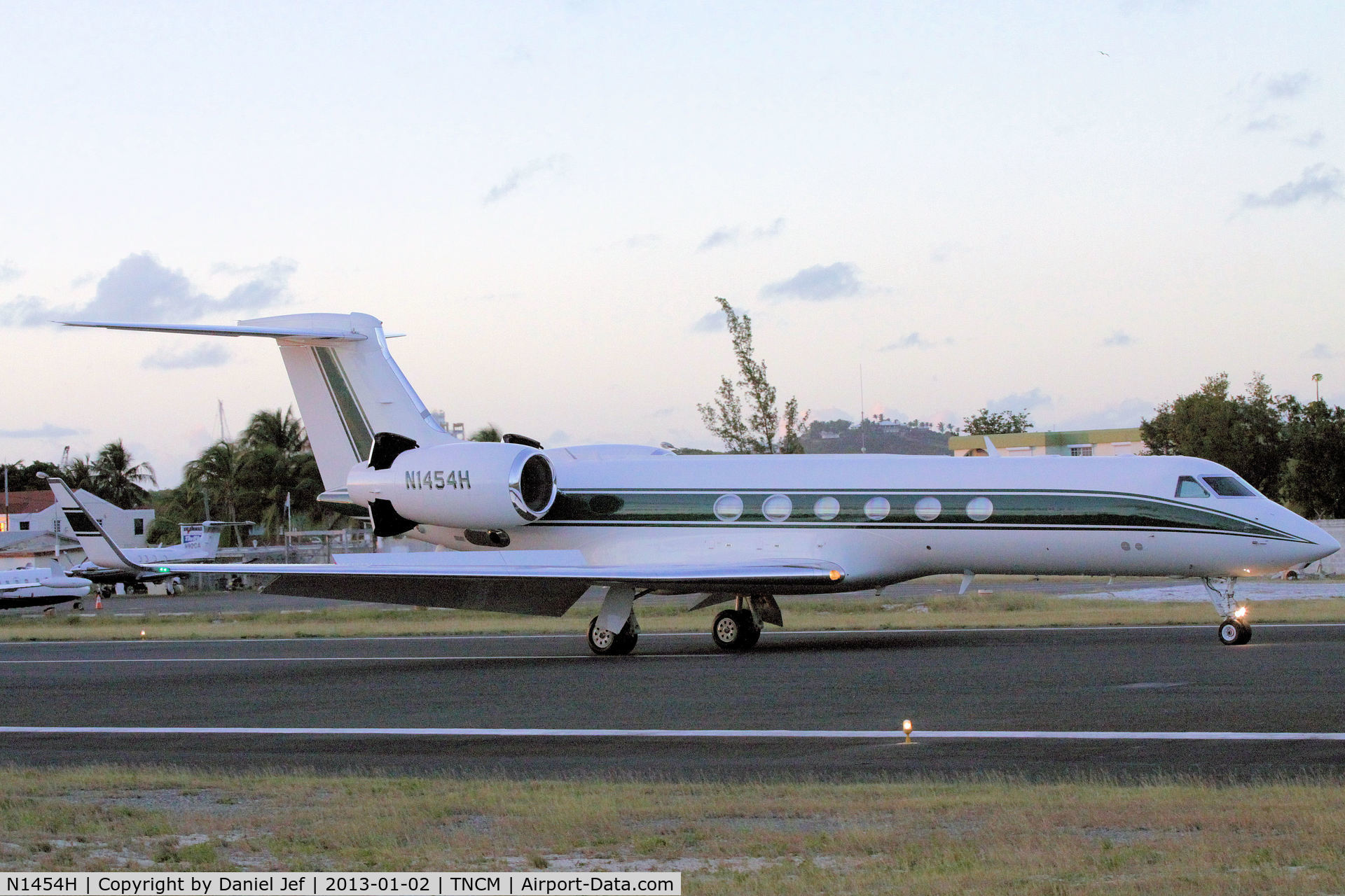 N1454H, 2000 Gulfstream Aerospace G-V C/N 619, N1454H