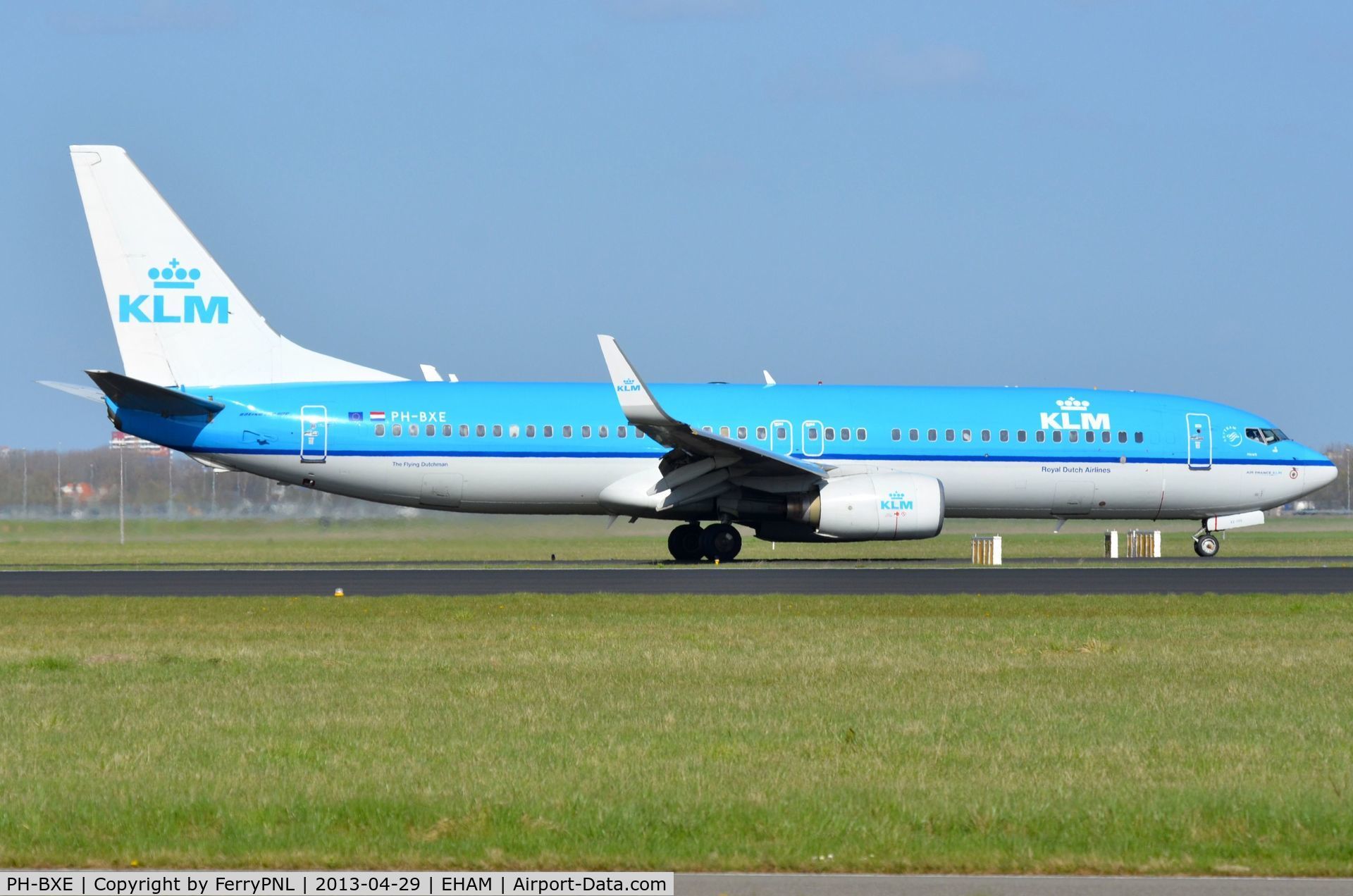PH-BXE, 2000 Boeing 737-8K2 C/N 29595, KLM B738 vacating runway.