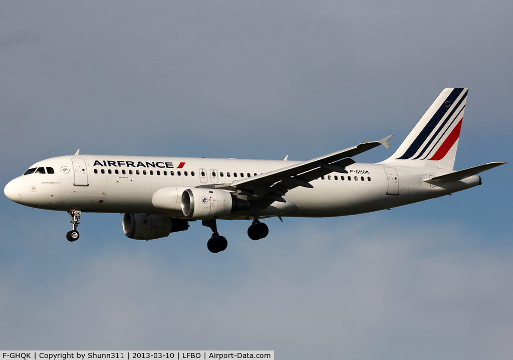 F-GHQK, 1991 Airbus A320-211 C/N 0236, Landing rwy 32L with modified new c/s