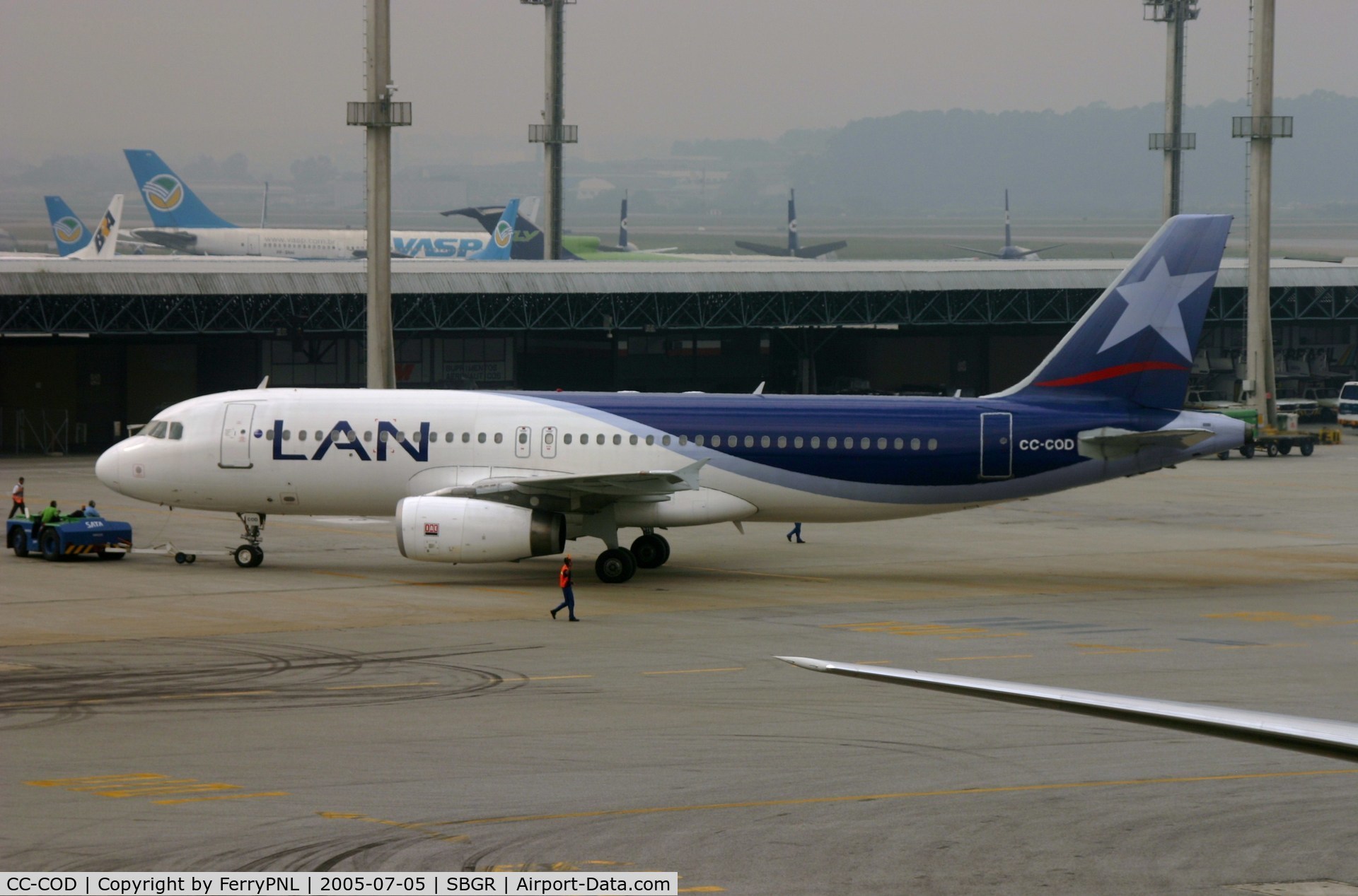 CC-COD, 2000 Airbus A320-233 C/N 1332, LAN A320 pushed back at GRU