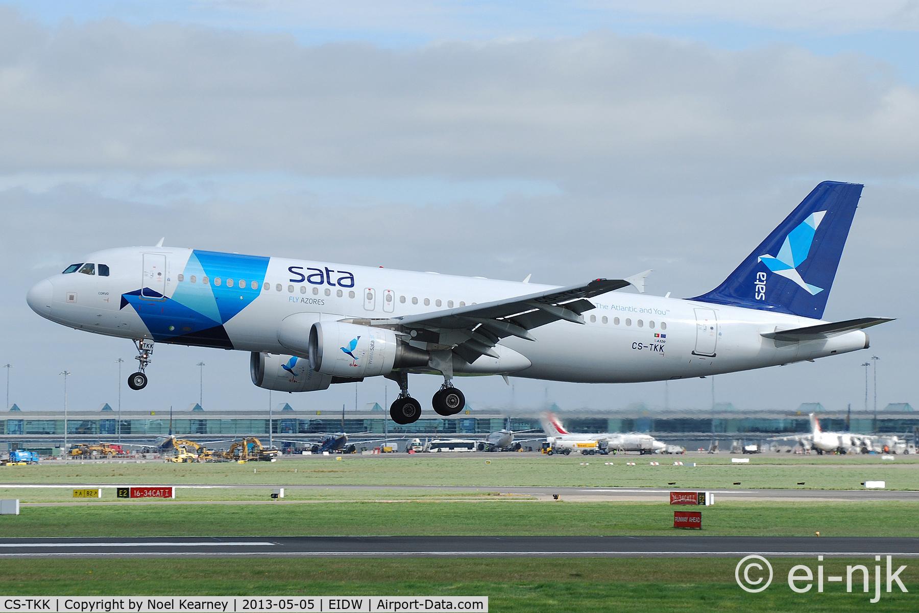 CS-TKK, 2005 Airbus A320-214 C/N 2390, Landing Rwy 28 at Dublin Airport.