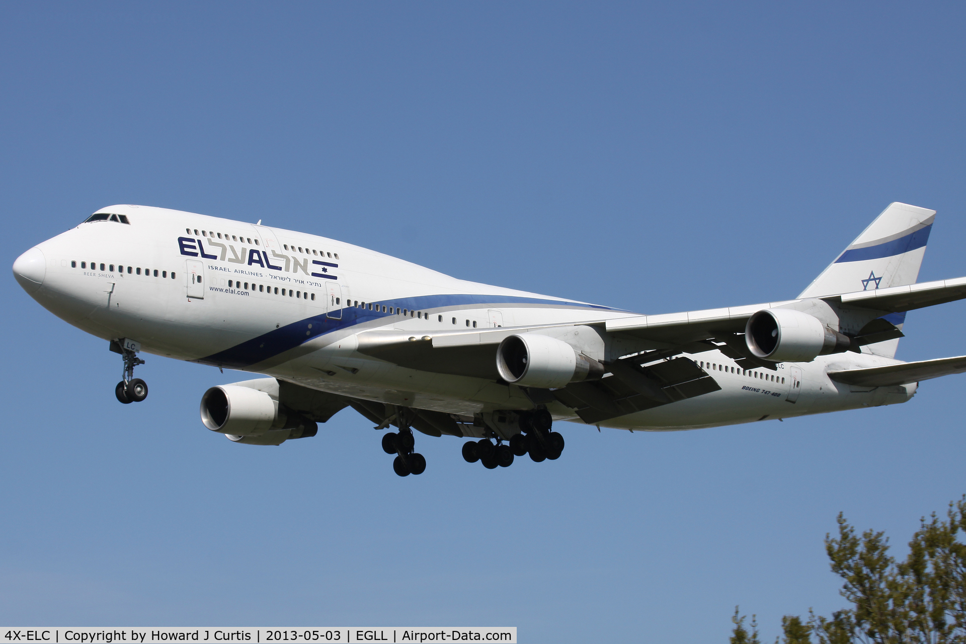 4X-ELC, 1995 Boeing 747-458 C/N 27915, Caught on approach to runway 27L.