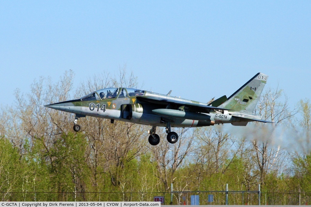 C-GCTA, 1979 Dassault-Dornier Alpha Jet A C/N 0014, Moments from landing on rwy 25