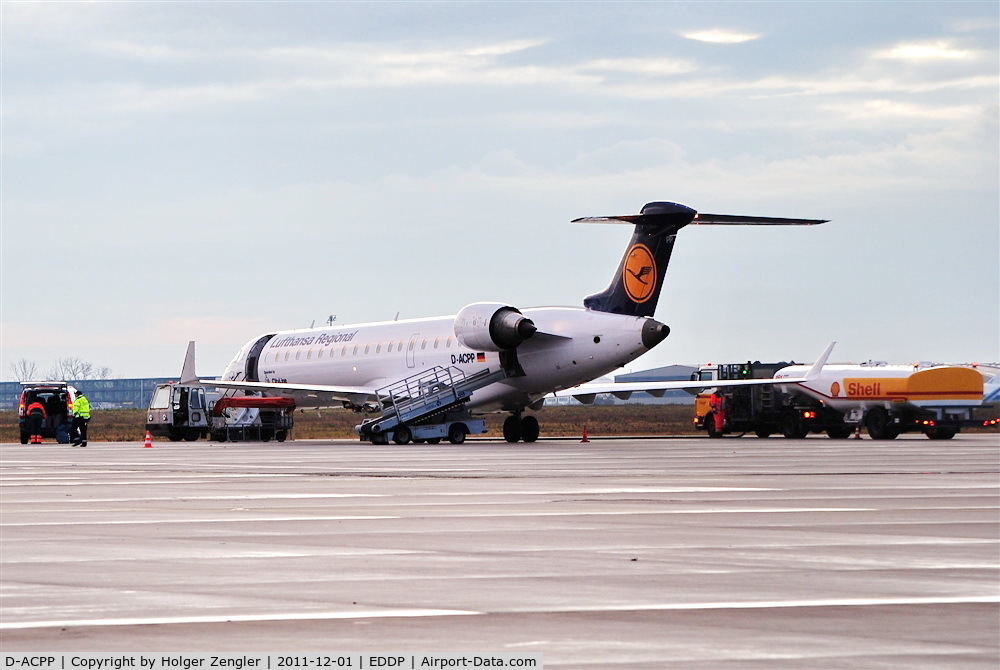 D-ACPP, 2003 Bombardier CRJ-701ER (CL-600-2C10) Regional Jet C/N 10086, Aktivity at stand 142......