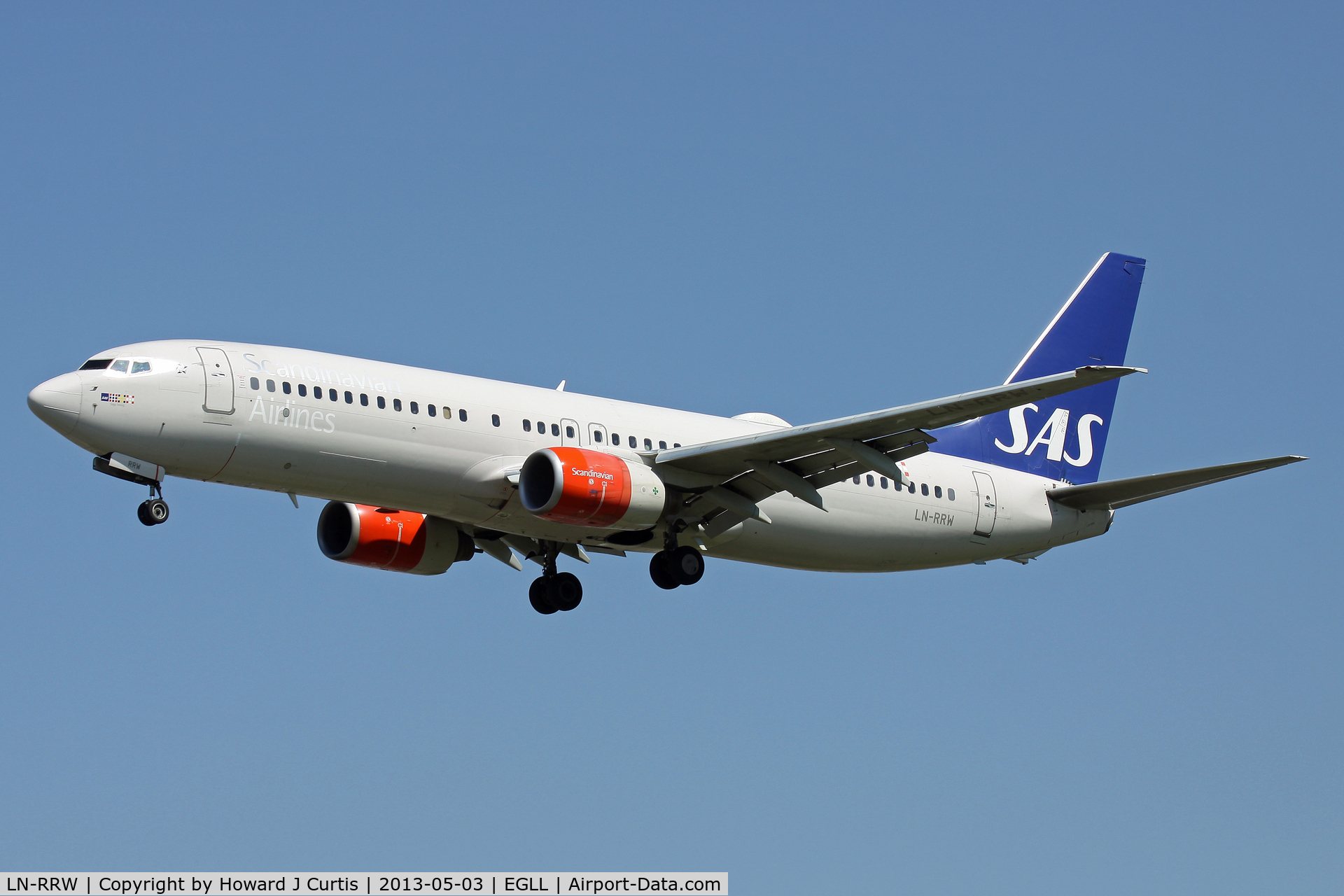 LN-RRW, 2004 Boeing 737-883 C/N 32277, Scandinavian Airlines, on approach to runway 27L.