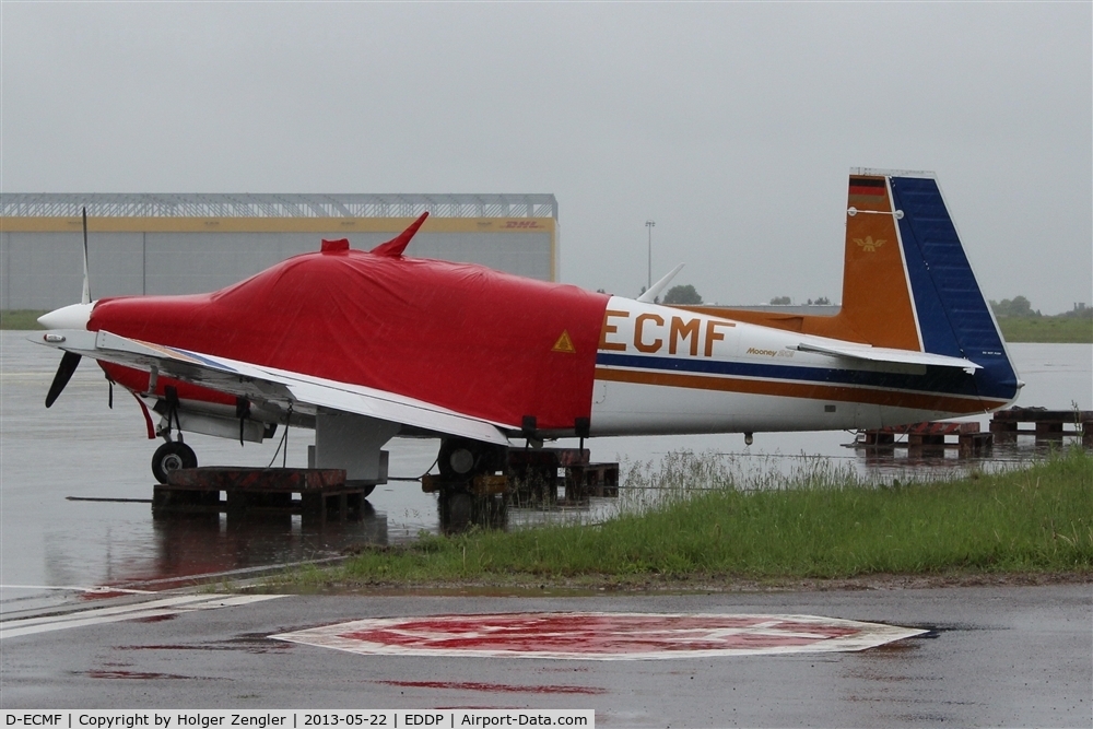 D-ECMF, Mooney M20J 201 C/N 24-1011, Seems that little boy is using younger brothers red shirt....