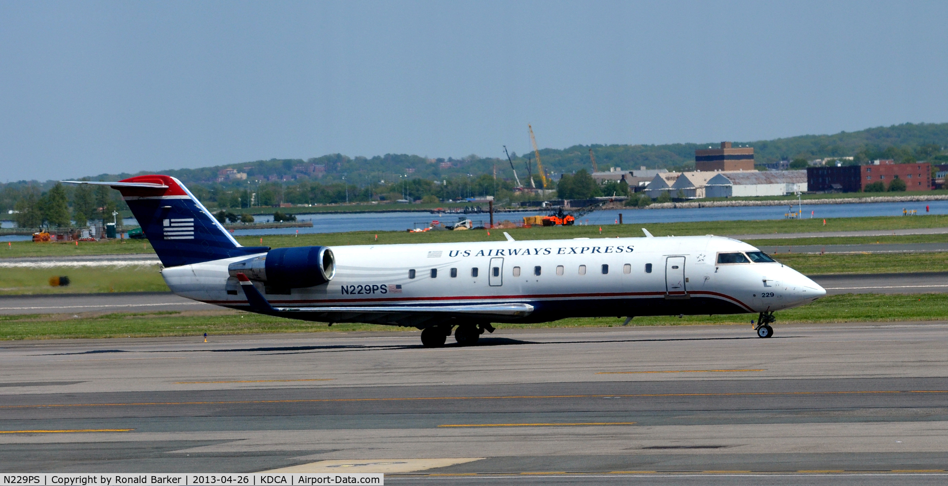 N229PS, 2004 Bombardier CRJ-200ER (CL-600-2B19) C/N 7898, Taxi DCA