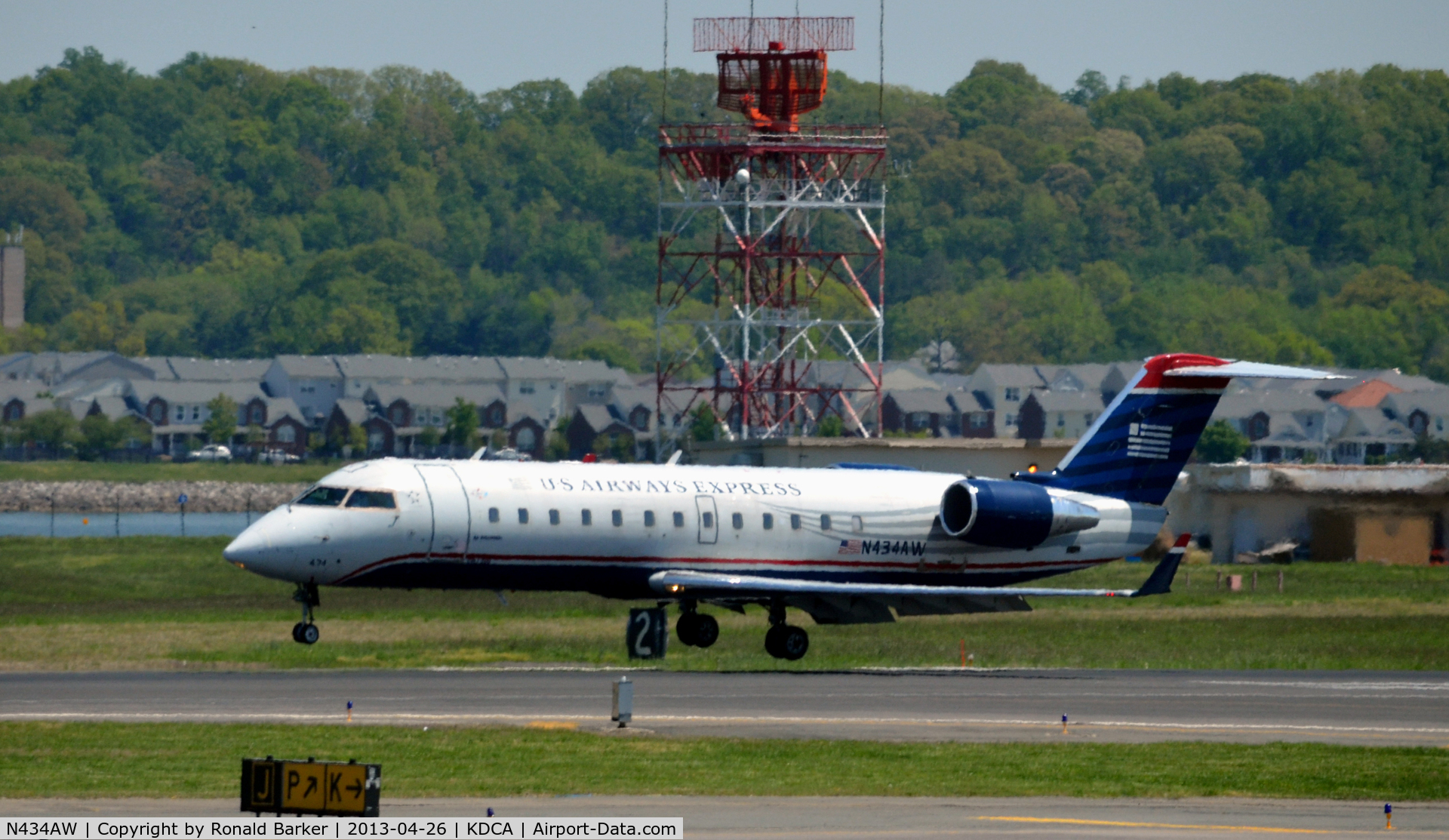 N434AW, 1999 Bombardier CRJ-200ER (CL-600-2B19) C/N 7322, Approach DCA