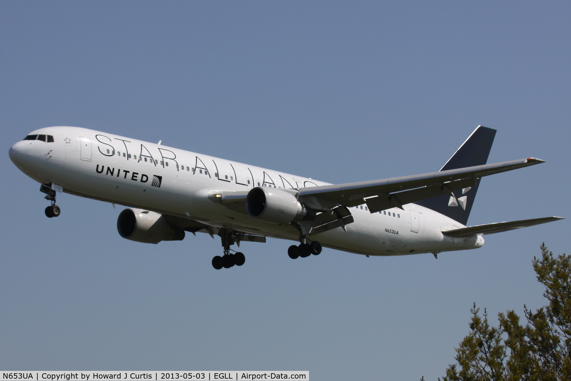 N653UA, 1992 Boeing 767-322 C/N 25391, United Airlines, on approach to runway 27L.