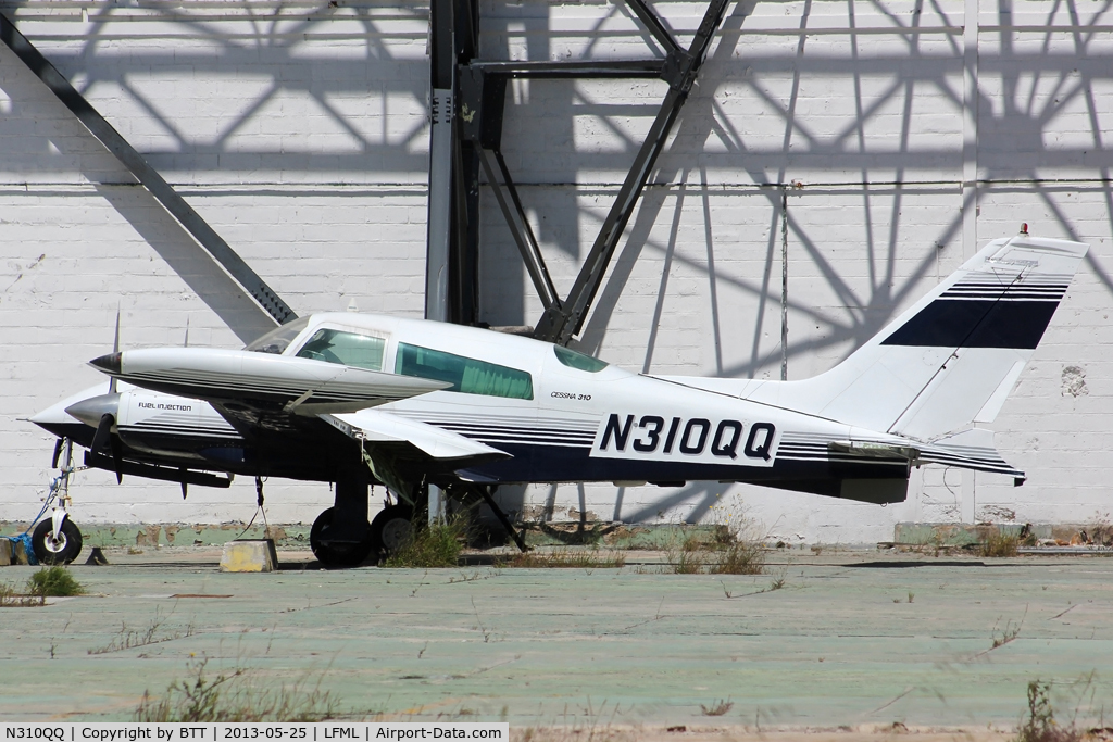 N310QQ, 1973 Cessna 310Q C/N 310Q0695, Parked