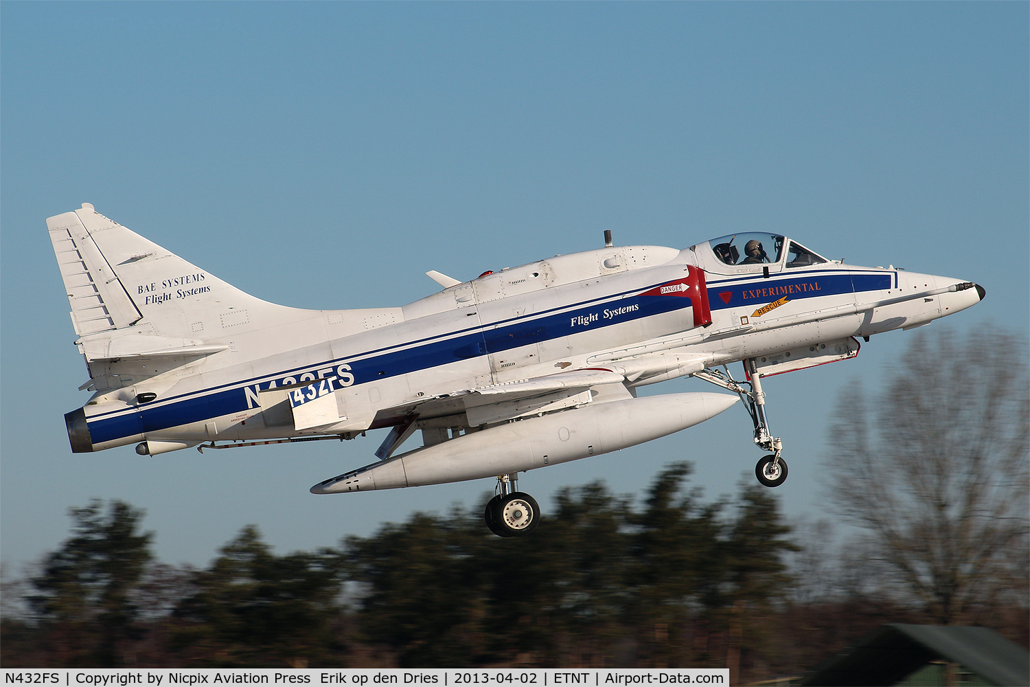 N432FS, 1972 Douglas A-4N Skyhawk C/N 14462, A-4N Skyhawk N432FS recovering into Wittmund AB